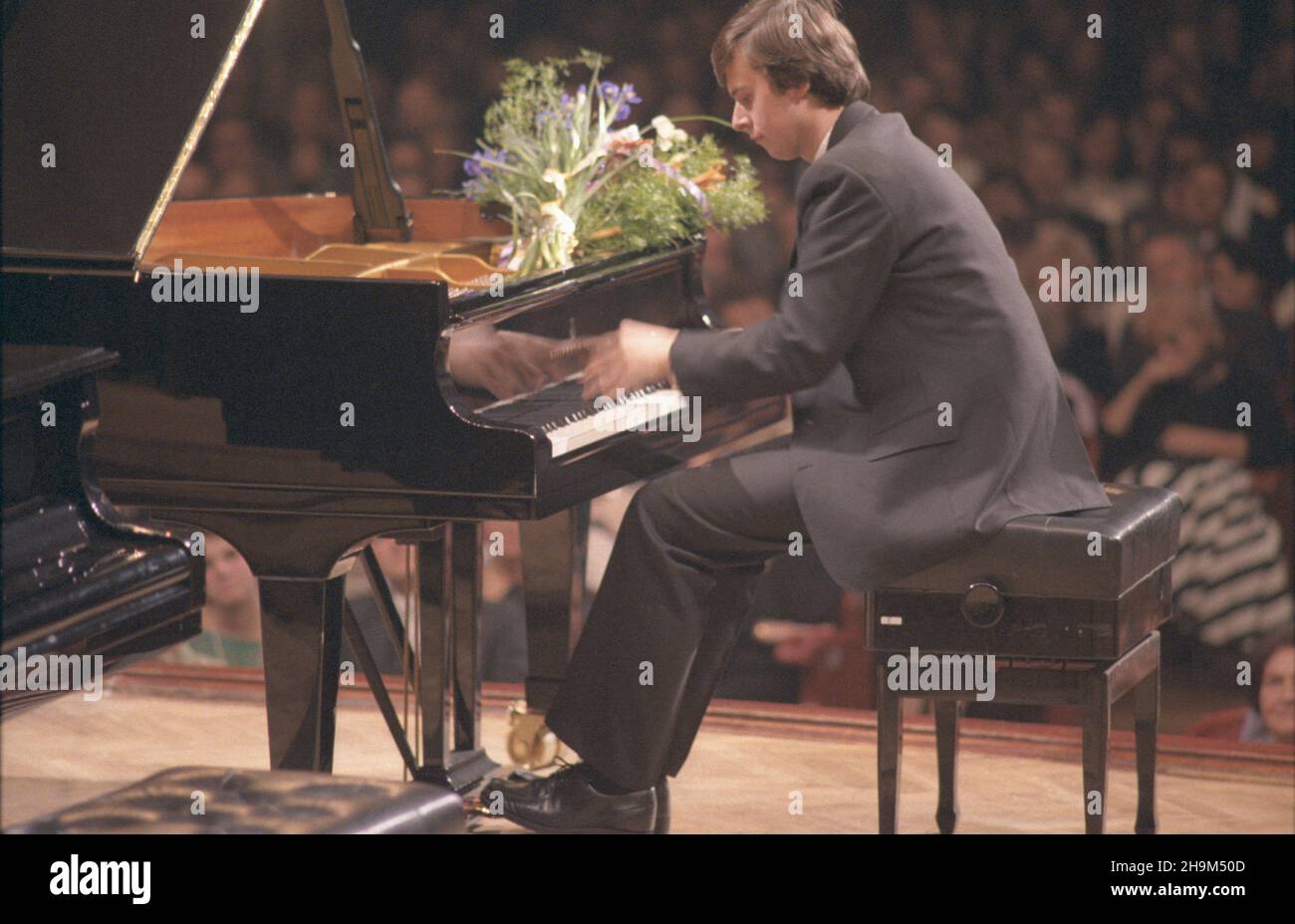 Warszawa 20.10.1985. Filharmonia Narodowa, wystêp zdobywcy III miejsca XI Miêdzynarodowego Konkursu Pianistycznego im. Fryderyka Chopina (1-20 paŸdziernika), reprezentanta Polski Krzysztofa Jab³oñskiego. mw PAP/Jan Morek Warschau, 20. Oktober 1985. Krzysztof Jablonski, Dritter beim Internationalen Chopin-Klavierwettbewerb 11th bei den Warschauer Philharmonikern (Okt 1-20). mw PAP/Jan Morek Stockfoto