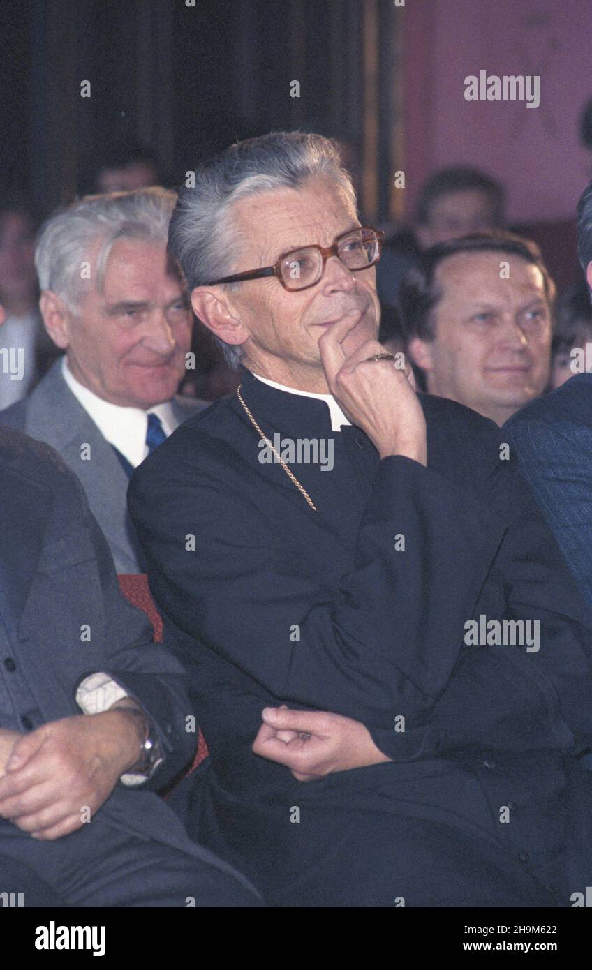 Kraków 01.10.1985. Inauguracja roku akademickiego na Uniwerytecie Jagielloñskim. NZ. metropolita krakowski kardyna³ Franciszek Macharski w auli Collegium Maius. wb PAP/Jerzy Ochoñski Krakau, Den 1. Oktober 1985. Die Eröffnung des neuen akademischen Jahres an der Jagiellonen Universität. Im Bild: Bischof Franciszek Macharski im Collegium Maius. wb PAP/Jerzy Ochonski Stockfoto