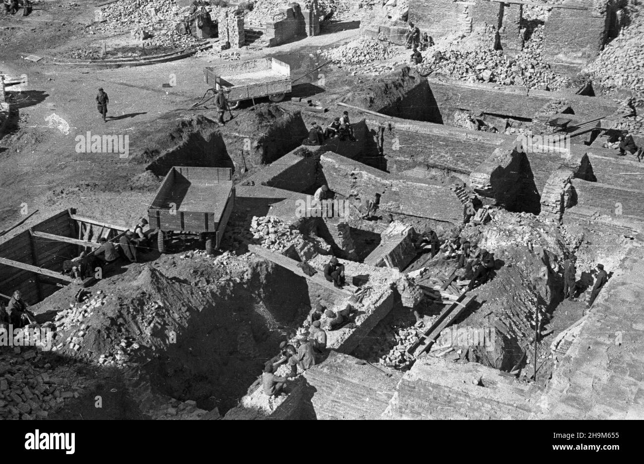 Warszawa, 1948-09. Nowa ulica Marsza³kowska. Budowa drugiej jezdni na odcinku od ulicy Leszno w kierunku ¯oliborza. NZ. ods³anianie piwnic zniszczonych budynków. msa PAP Dok³adny dzieñ wydarzenia nieustalony. Warschau, September 1948. Neue Marszalkowska Straße. Der Bau der 2nd Strecke der Straße von Leszno Straße in Richtung Zoliborz. Im Bild: Keller der WW2 beschädigten Gebäude. msa PAP Stockfoto