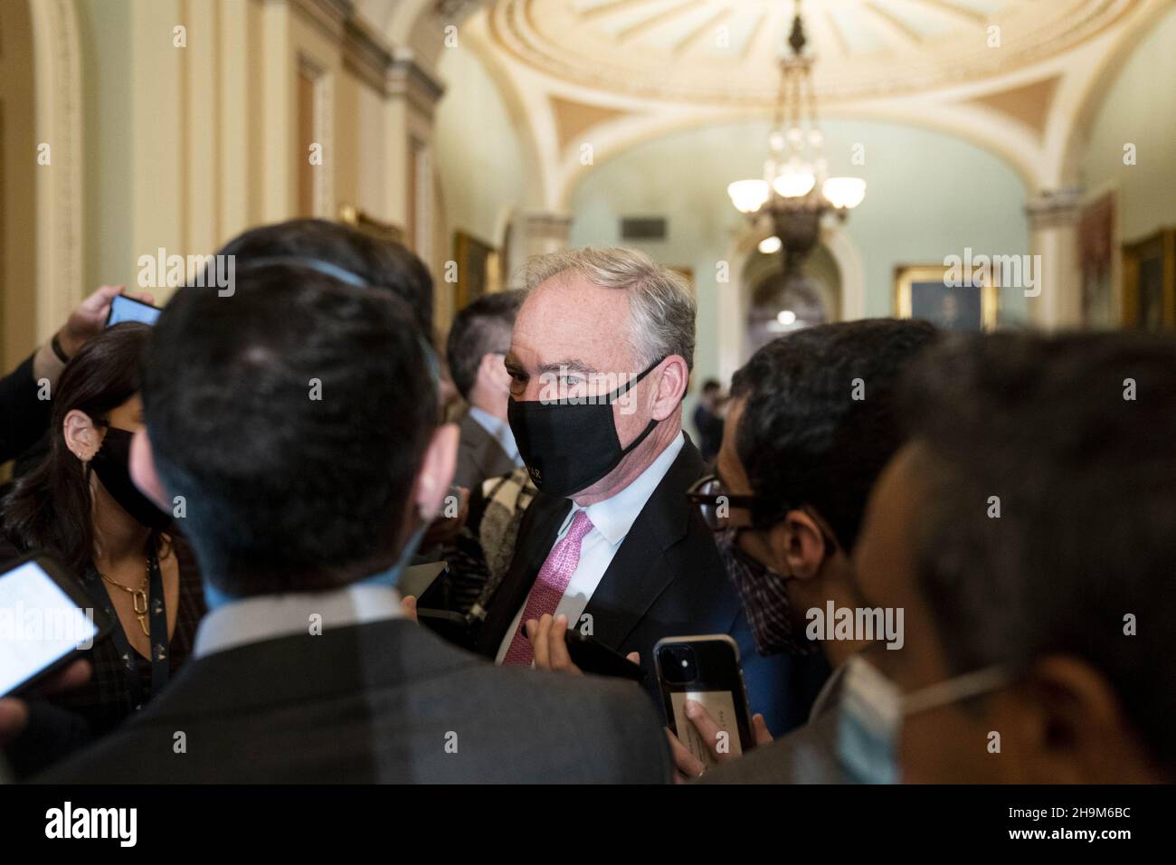 Washington, Usa. 07th Dez 2021. Senator Tim Kaine, D-VA, spricht am Dienstag, dem 7. Dezember 2021, zu Reportern nach einem Mittagessen der Demokratischen Regierung im US-Kapitol in Washington, DC. Foto von Sarah Silbiger/UPI Credit: UPI/Alamy Live News Stockfoto