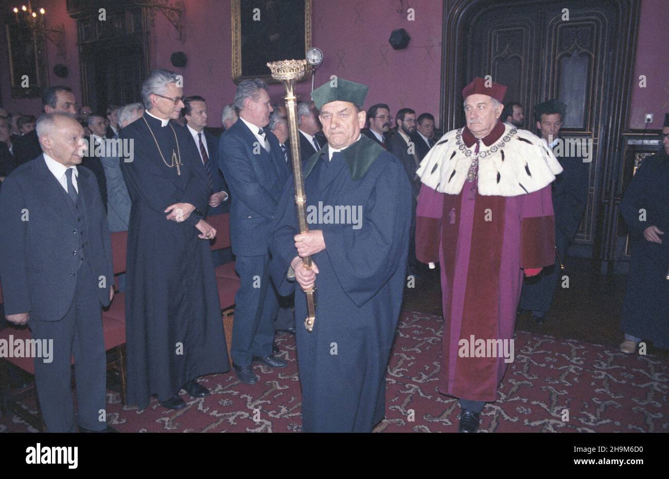 Kraków 01.10.1985. Inauguracja roku akademickiego na Uniwersytecie Jagielloñskim. Tradycyjny przemarsz (pochód) profesorów z Collegium Maius do Audytorium Maximum. NZ. m.in. rektor UJ Józef Andrzej Gierowski (P), metropolita krakowski kardyna³ Franciszek Macharski (2L) w auli Collegium Maius. wb PAP/Jerzy Ochoñski Krakau, Den 1. Oktober 1985. Professoren der Jagiellonen Universität bei einer traditionellen Prozession vom Collegium Maius der Schule zum Auditorium Maximum während der Eröffnung des neuen akademischen Jahres. Im Bild: universitätspräsident Jozef Andrzej Gierowski (R), Krakau metropolita Stockfoto