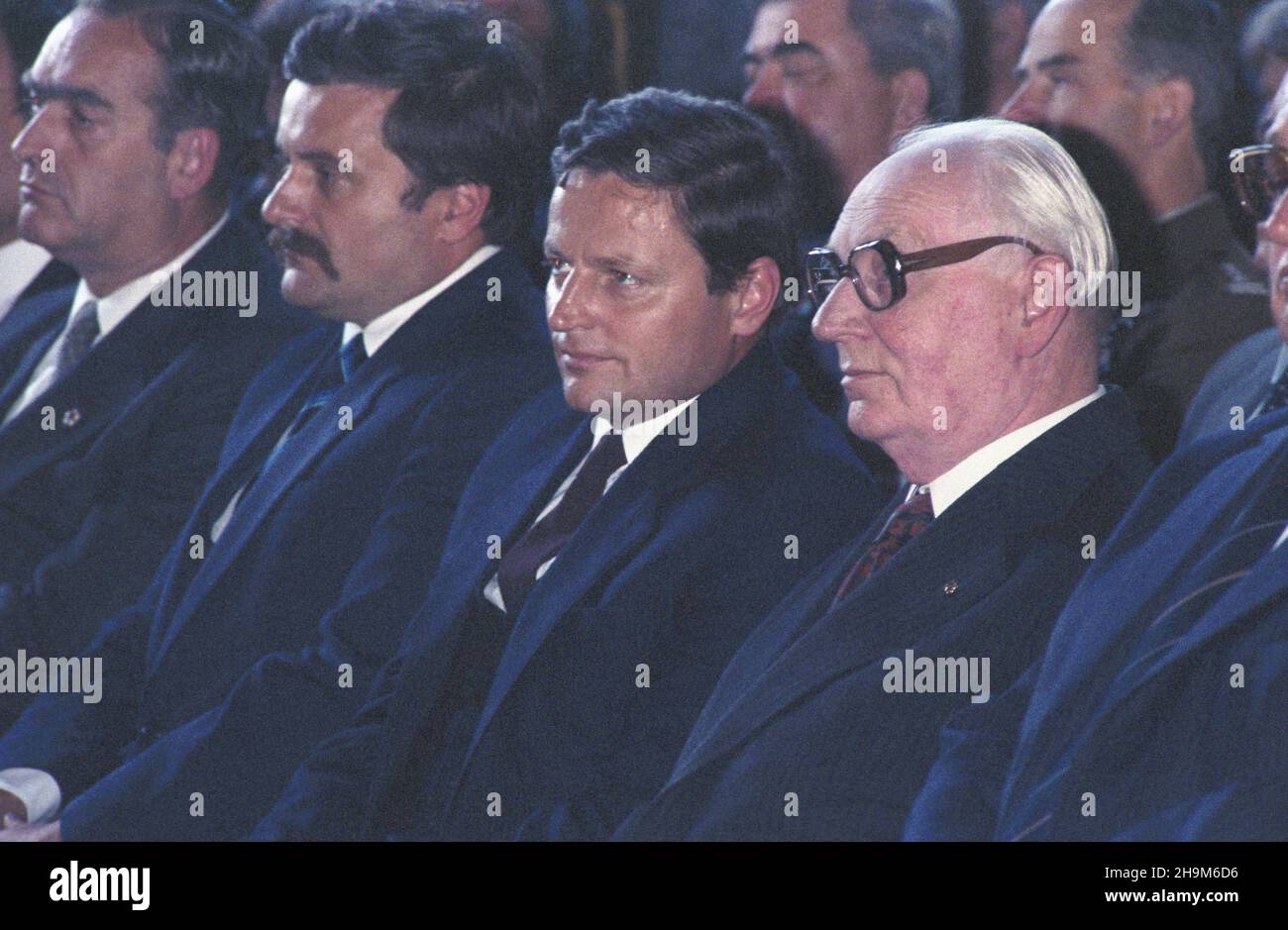 Kraków 01.10.1985. Inauguracja roku akademickiego na Uniwerytecie Jagielloñskim. NZ. m.in. dzia³acz PZPR, Absolwent i by³y wyk³adowca Wydzia³u Prawa i Administracji UJ Jerzy Jaskiernia (2L), przewodnicz¹cy Rady Pañstwa Henryk Jab³oñski (1P) w auli Collegium Maius. wb PAP/Jerzy Ochoñski Krakau, Den 1. Oktober 1985. Die Eröffnung des neuen akademischen Jahres an der Jagiellonen Universität. Im Bild: Jerzy Jaskiernia, Exekutivdirektor von PUWP, Absolvent und ehemaliger Lehrer an der Rechts- und Verwaltungsfakultät der Universität (2L), Vorsitzender des Staatsrats Henryk Jablonski (1R) im Collegium Maius. wb PAP/je Stockfoto