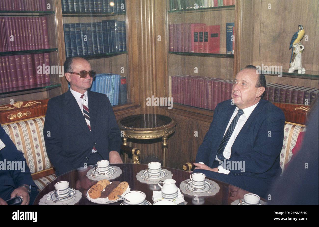 Stany Zjednoczone Ameryki Nowy Jork 26.09.1985. Wizyta premiera i przewodnicz¹cego Rady Pañstwa Polskiej Rzeczypospolitej Ludowej Wojciecha Jaruzelskiego w siedzibie Organizacji Narodów Zjednoczonych (25-27.09.1985). Nz. Wojciech Jaruzelski (L) podczas spotkania z ministrem spraw zagranicznych Republiki Federalnej Niemiec Hansem Dietrichem Genscherem (P). wb PAP/Jan Morek Die Vereinigten Staaten von Amerika New York 26 September 1985. Premierminister und Staatsoberhaupt der Volksrepublik Polen Wojciech Jaruzelski besucht den Sitz der Vereinten Nationen (Septe Stockfoto