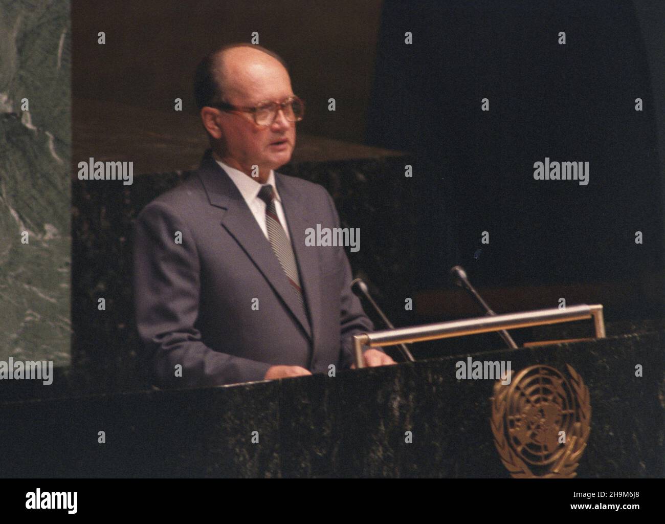 Stany Zjednoczone Ameryki Nowy Jork 27.09.1985. Wizyta premiera i przewodnicz¹cego Rady Pañstwa Polskiej Rzeczypospolitej Ludowej Wojciecha Jaruzelskiego w siedzibie Organizacji Narodów Zjednoczonych. NZ. przemówienie Wojciecha Jaruzelskiego na Zgromadzeniu Ogólnym ONZ. wb PAP/Jan Morek Die Vereinigten Staaten von Amerika New York 27 September 1985. Premierminister und Staatsoberhaupt der Volksrepublik Polen Wojciech Jaruzelski besucht den Sitz der Vereinten Nationen. Im Bild: Wojciech Jaruzelski spricht vor der UN-Generalversammlung. wb PAP/Jan Morek Stockfoto