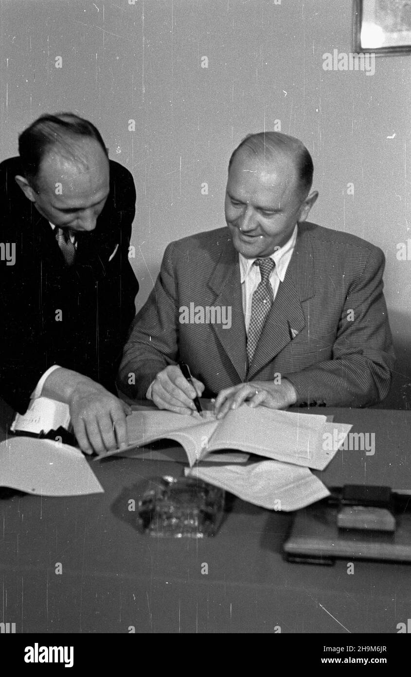 Warszawa, 1948-09-02. Podpisanie przez Polskê i Czechos³owacjê umowy pocztowo-telegraficznej. NZ. m.in. Czeski Minister poczt dr. Alois Neuman (P). ka PAP Warschau, 2. September 1948. Polen und die Tschechoslowakei unterzeichnen ein Abkommen über Posten und Telegramme. Im Bild: Der tschechische Postminister Alois Neuman (rechts). ka PAP Stockfoto