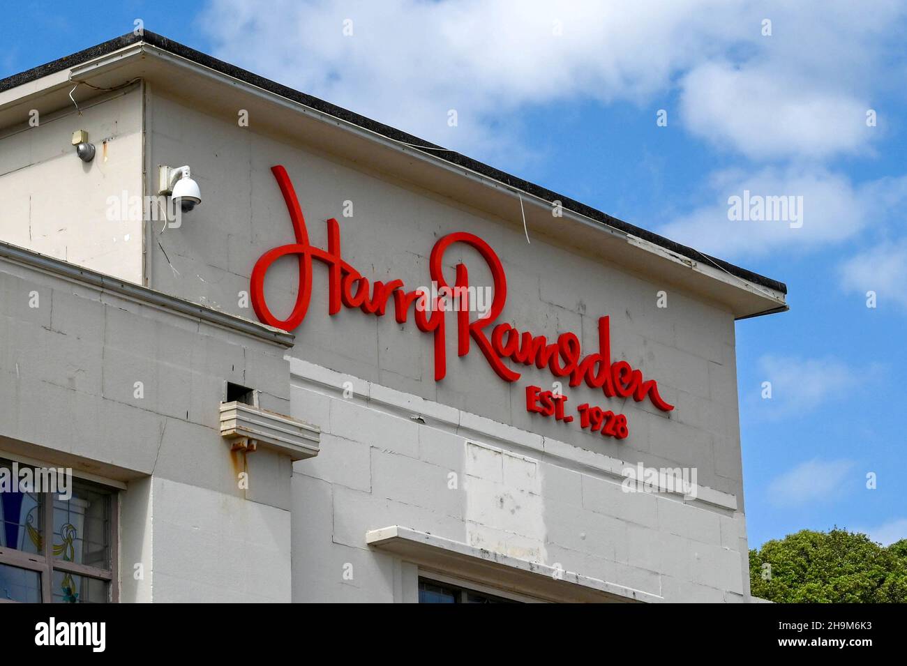 Bournemouth, England - 2021. Juni: Schild an der Außenseite der Zweigstelle der Harry Ramsden Kette von Fisch- und Chips-Shops an der Küste Stockfoto