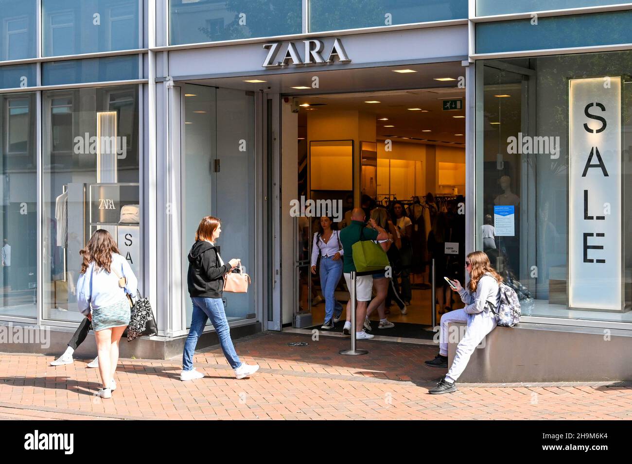 Bournemouth, England - 2021. Juni: Menschen, die in einen Zweig von Zara  einziehen und dort herauskommen Stockfotografie - Alamy