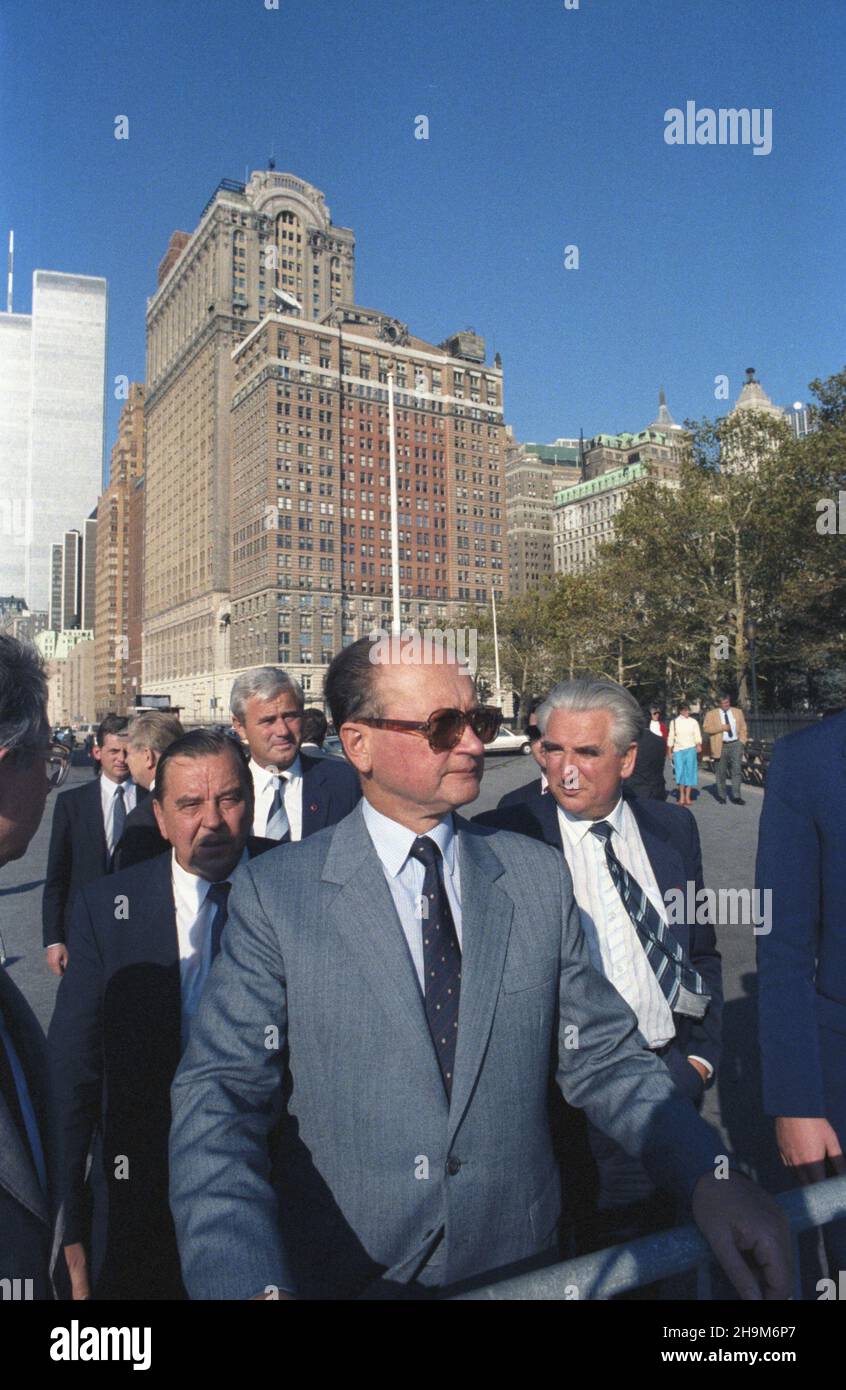 Stany Zjednoczone Ameryki Nowy Jork 26.09.1985. Wizyta premiera i przewodnicz¹cego Rady Pañstwa Polskiej Rzeczypospolitej Ludowej Wojciecha Jaruzelskiego w siedzibie Organizacji Narodów Zjednoczonych. Nz. Wojciech Jaruzelski (C) zwiedza Manhattan. W g³êbi z prawej cz³onek Biura Politycznego Komitetu Centralnego PZPR Józef Czyrek. wb PAP/Jan Morek Die Vereinigten Staaten von Amerika New York 26 September 1985. Premierminister und Staatsoberhaupt der Volksrepublik Polen Wojciech Jaruzelski besucht den Sitz der Vereinten Nationen. Im Bild: Wojciech Jaruzelski (C Stockfoto