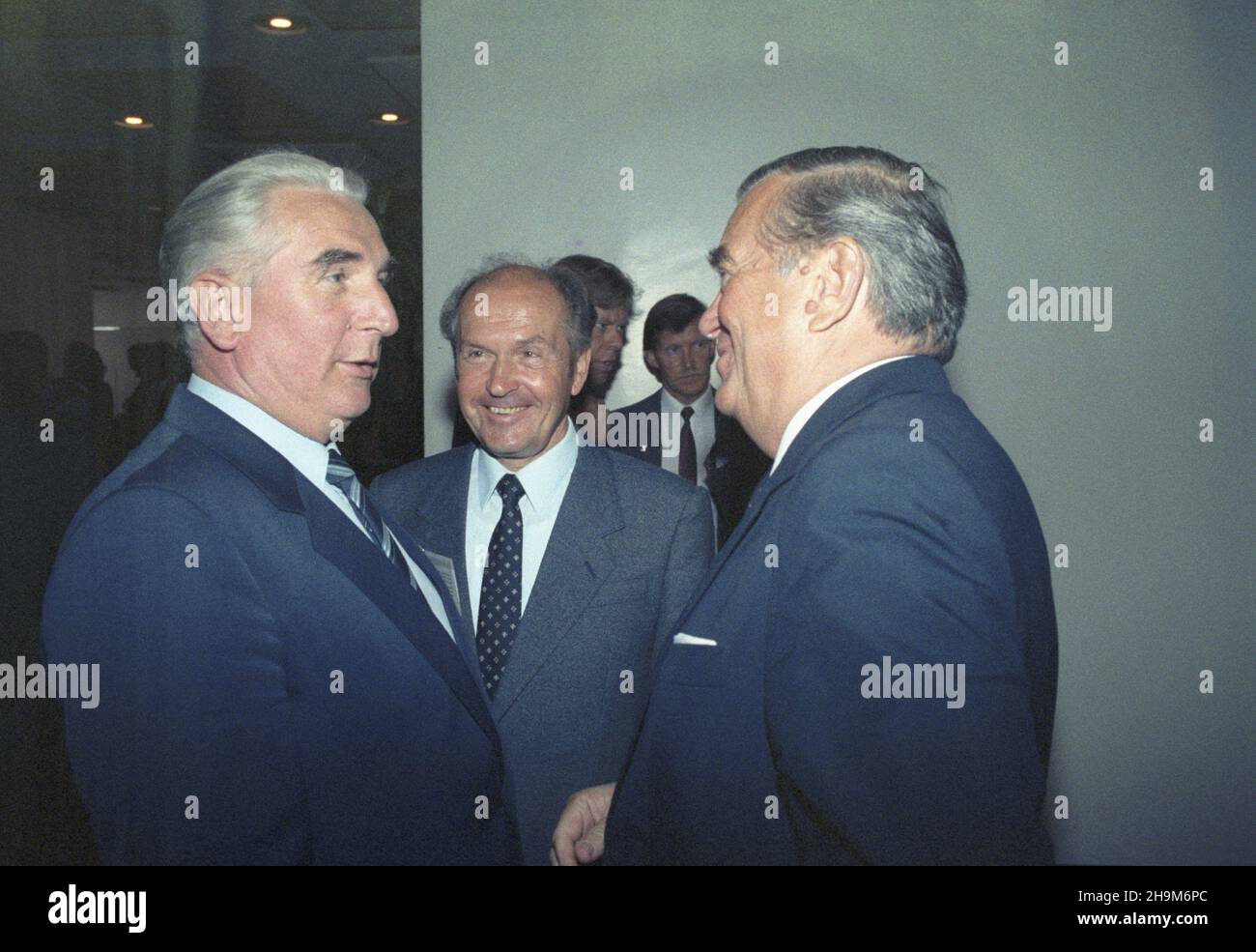 Stany Zjednoczone Ameryki Nowy Jork 26.09.1985. Wizyta premiera i przewodnicz¹cego Rady Pañstwa Polskiej Rzeczypospolitej Ludowej Wojciecha Jaruzelskiego w siedzibie Organizacji Narodów Zjednoczonych (25-27.09.1985). NZ. cz³onek Biura Politycznego Komitetu Centralnego PZPR Józef Czyrek (L), Minister spraw zagranicznych Niemieckiej Republiki Demokratycznej Oskar Fischer (C) i Minister spraw zagranicznych Czechos³owackiej Republiki Socjalistycznej Bohuslav Chnoupek (P). wb Morek Die Vereinigten Staaten von Amerika New York 26 September 1985. Premierminister und Vorsitzender des Rates von Stockfoto