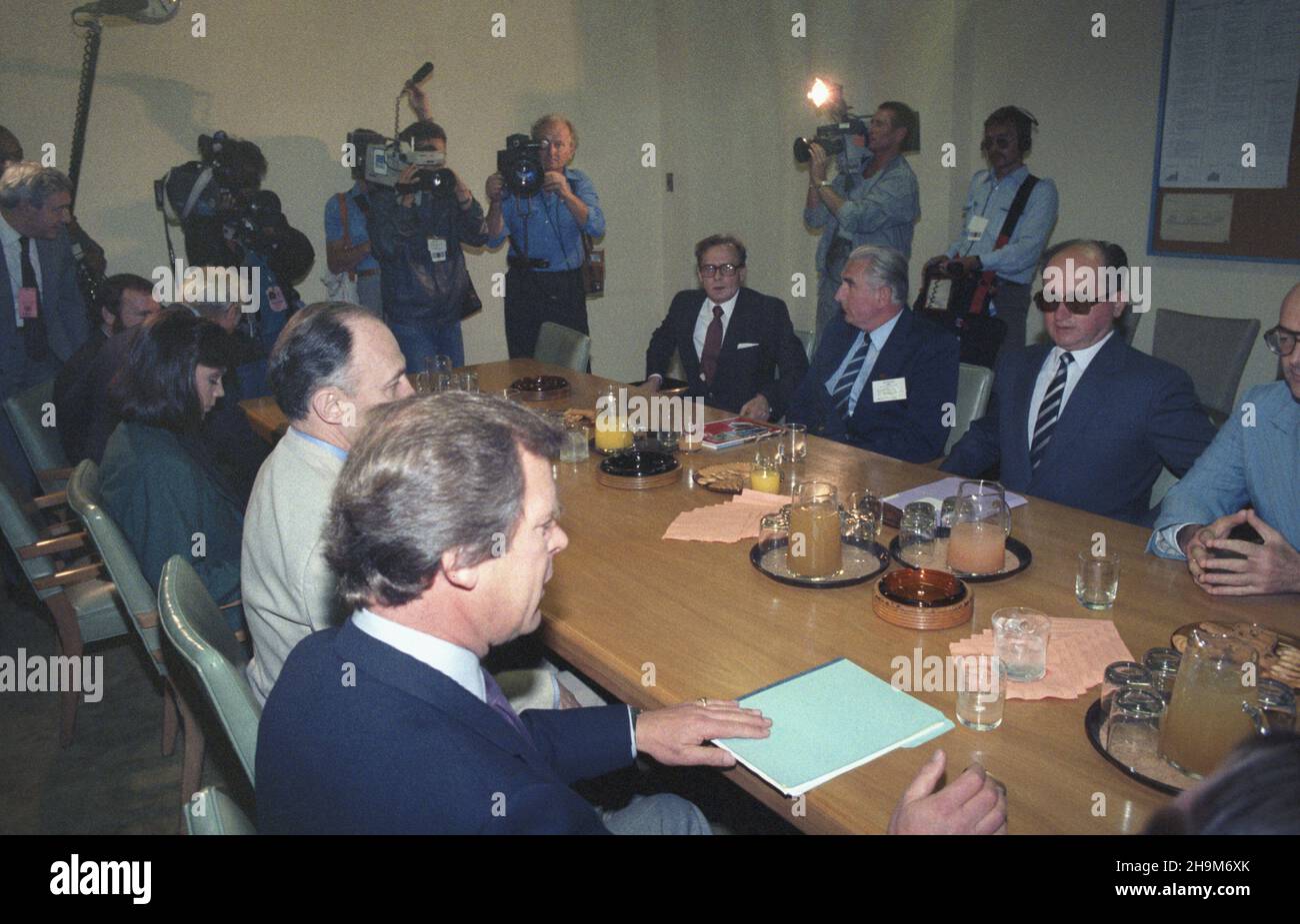 Stany Zjednoczone Ameryki Nowy Jork 26.09.1985. Wizyta premiera i przewodnicz¹cego Rady Pañstwa Polskiej Rzeczypospolitej Ludowej Wojciecha Jaruzelskiego w siedzibie Organizacji Narodów Zjednoczonych (25-27.09.1985). Nz. Wojciech Jaruzelski (1P) podczas spotkania z przedstawicielami sieci telwizyjnej ABC News. Obok Jaruzelskiego cz³onek Biura Politycznego Komitetu Centralnego PZPR Józef Czyrek. wb PAP/Jan Morek Die Vereinigten Staaten von Amerika New York 26 September 1985. Der Premierminister und Staatsoberhaupt der Volksrepublik Polen Wojciech Jaruzelski ist zu Besuch Stockfoto