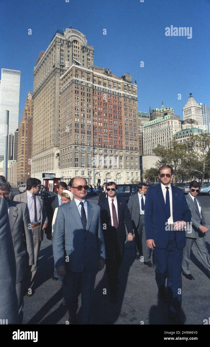 Stany Zjednoczone Ameryki Nowy Jork 26.09.1985. Wizyta premiera i przewodnicz¹cego Rady Pañstwa Polskiej Rzeczypospolitej Ludowej Wojciecha Jaruzelskiego w siedzibie Organizacji Narodów Zjednoczonych. Nz. Wojciech Jaruzelski (z przodu L) Zwiedza Manhattan. wb PAP/Jan Morek Die Vereinigten Staaten von Amerika New York 26 September 1985. Premierminister und Staatsoberhaupt der Volksrepublik Polen Wojciech Jaruzelski besucht den Sitz der Vereinten Nationen. Im Bild: Wojciech Jaruzelski (im Vordergrund L) führt durch Manhattan. wb PAP/Jan Morek Stockfoto