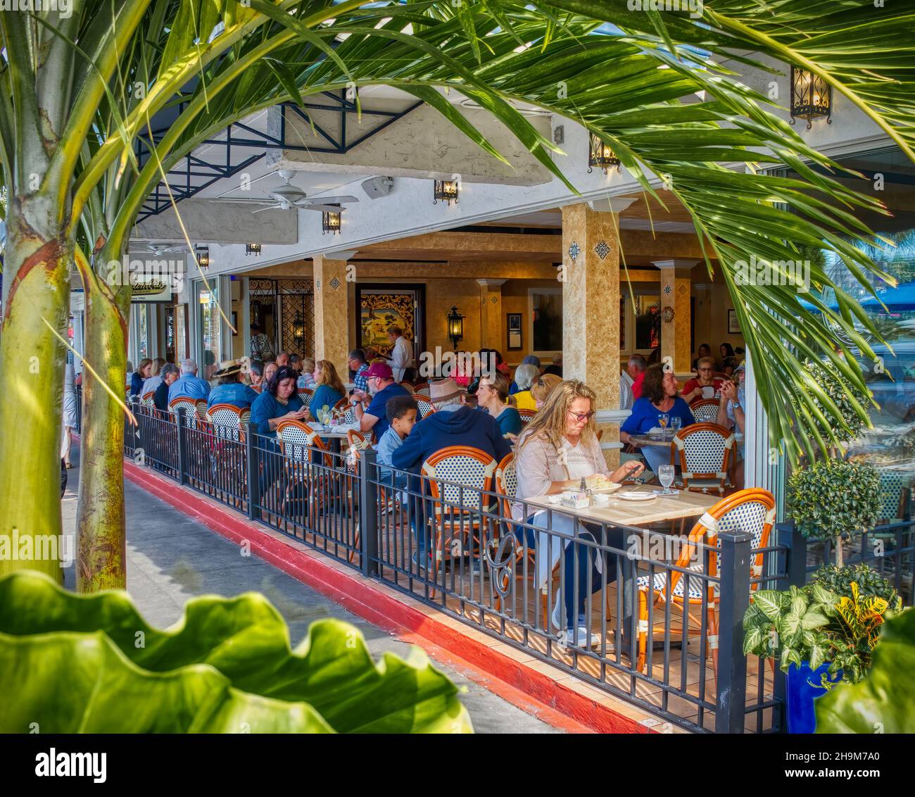 Speisen im Freien auf dem St. Armands Circle auf dem St. Armands Key in der US-amerikanischen Stadt Arasota, Florida Stockfoto