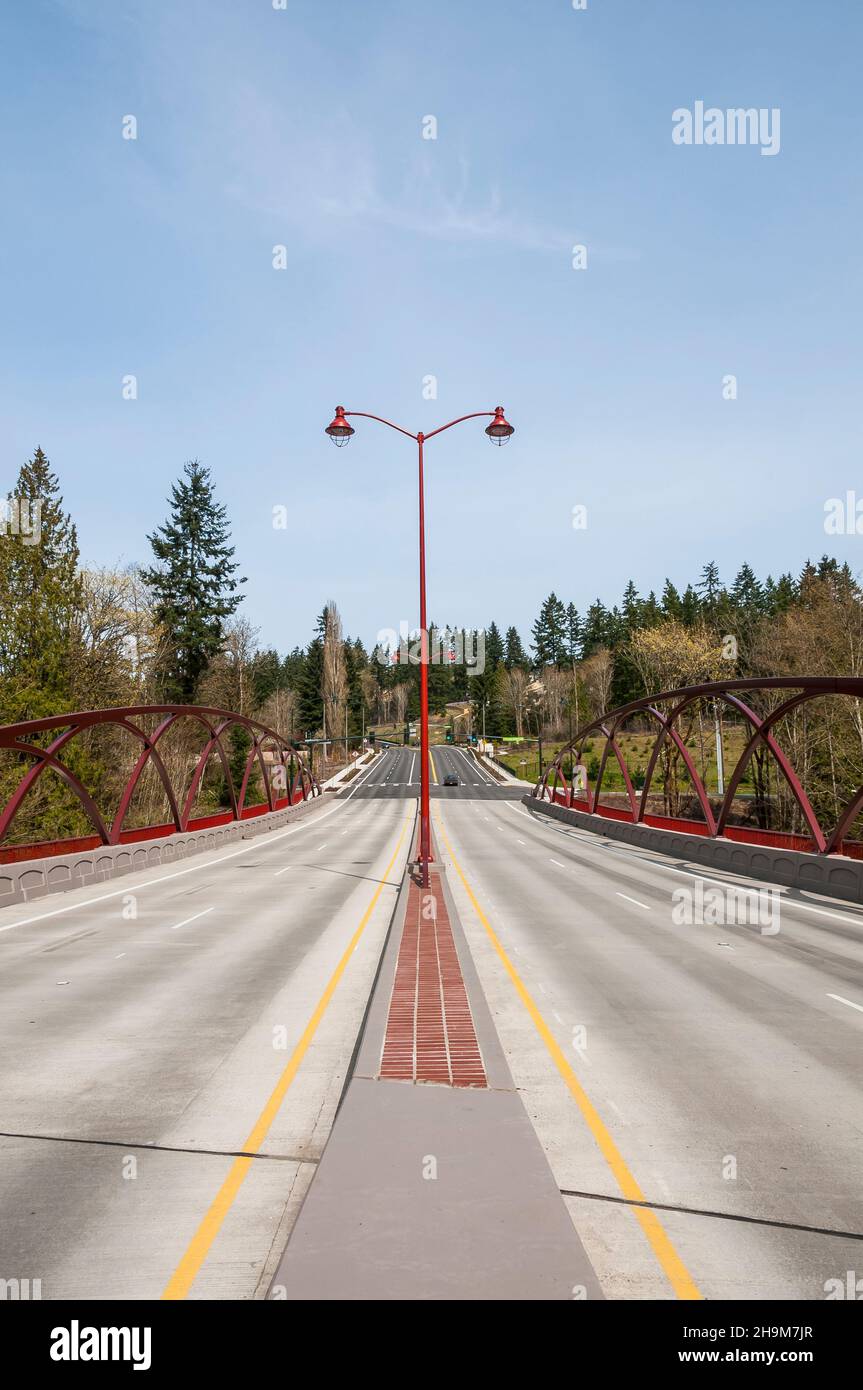 Median Strip auf der May Creek Bridge in Newcastle, Washington. Stockfoto