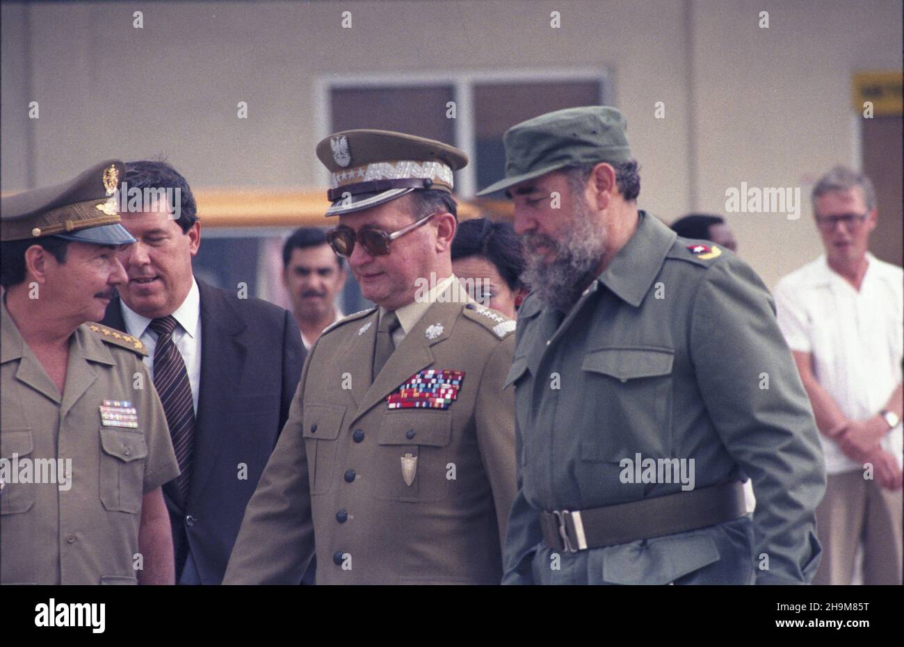 Kuba Hawana 20.09.1985. Wizyta premiera i przewodnicz¹cego Rady Pañstwa Polskiej Rzeczypospolitej Ludowej gen. Wojciecha Jaruzelskiego na Kubie (20-24.09.1985). Powitanie na lotnisku im. Jose Marti. NZ. przewodnicz¹cy Rady Pañstwa, i sekretarz Komunistycznej Partii Kuby Fidel Castro (P), Wojciech Jaruzelski (C), pierwszy wiceprezydent, Minister rewolucyjnych si³ zbrojnych, sekretarz Komitetu Centralnego Komunistycznej Partii Kuby Raul PAP/Jan Morek Kuba Havanna 20. September 1985. Premierminister und Leiter des Staatsrats der Volksrepublik Polen Wojciech Stockfoto