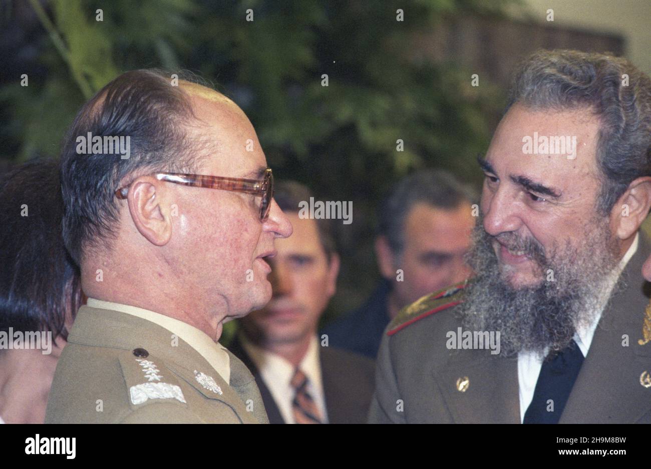 Kuba Hawana 20.09.1985. Wizyta premiera i przewodnicz¹cego Rady Pañstwa Polskiej Rzeczypospolitej Ludowej gen. Wojciecha Jaruzelskiego na Kubie (20-24.09.1985). Przyjêcie w Pa³acu Rewolucji. NZ. przewodnicz¹cy Rady Pañstwa, I sekretarz Komunistycznej Partii Kuby Fidel Castro (P) i Wojciech Jaruzelski (L). wb PAP/Jan Morek Kuba Havanna 20. September 1985. Der Premierminister und Staatsoberhaupt der Volksrepublik Polen Wojciech Jaruzelski besucht Kuba (20.-24. September 1985). Empfang im Palast der Revolution. Im Bild: Staatsoberhaupt, 1s Stockfoto