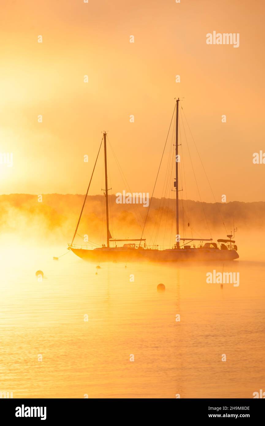 Moored Segelboot in Daybreak, Connecticut River, Essex, Connecticut, USA Stockfoto