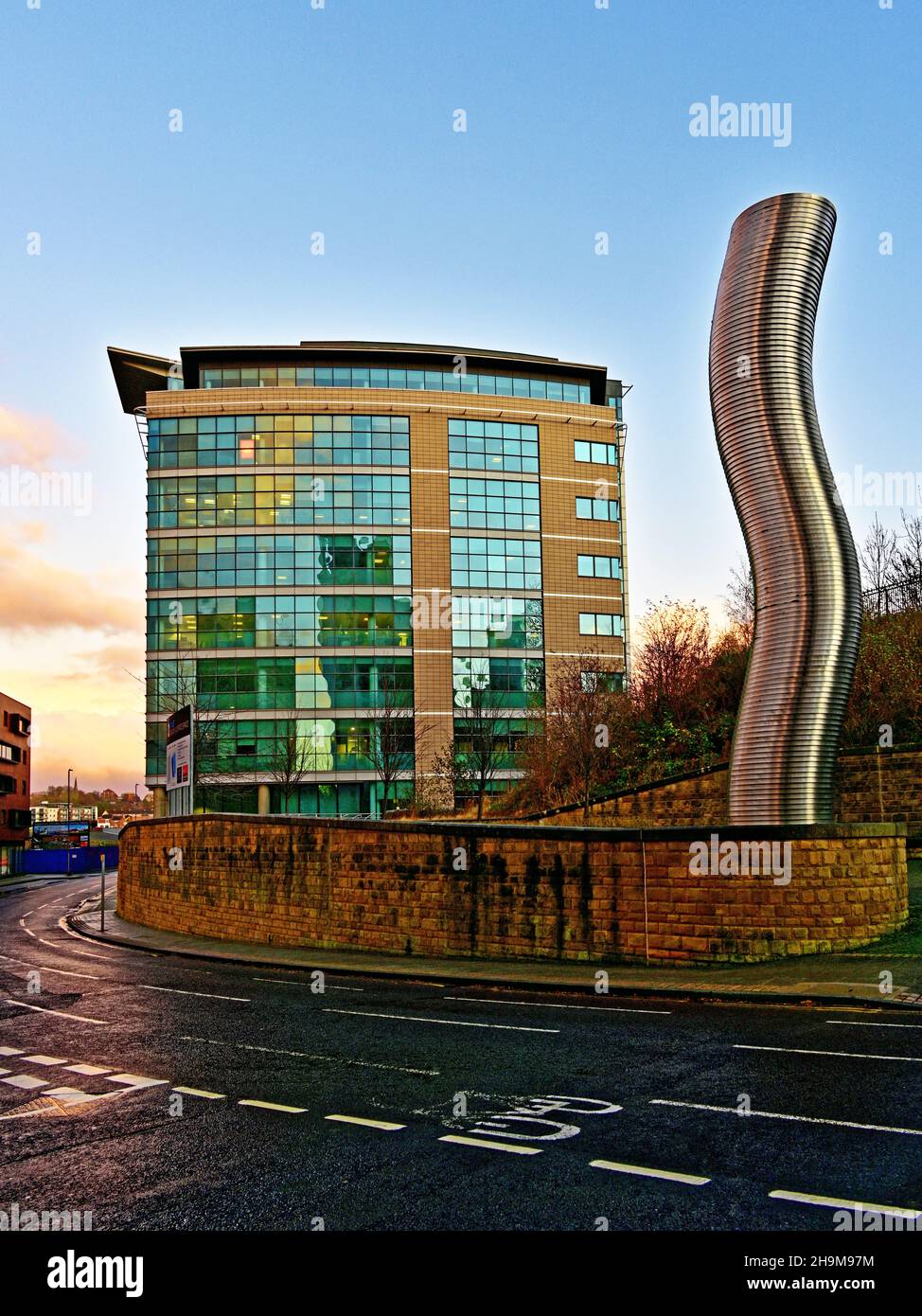 Die Büroblöcke Gateshead am Kai und die Swirl-Skulptur von Colin Rose sind 10 Meter hoch und aus poliertem Edelstahl am South Shore Road Developm gefertigt Stockfoto