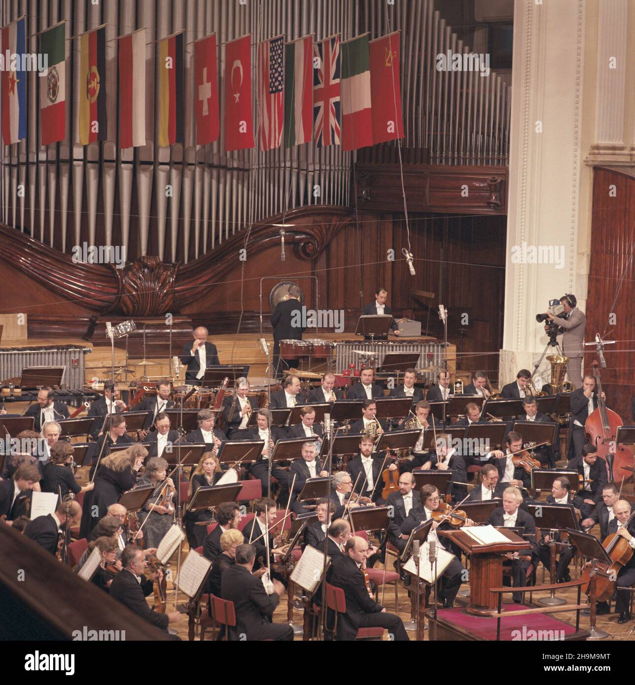 Warszawa 09,1985. Miêdzynarodowy Festiwal Muzyki Wspó³czesnej Warszawska Jesieñ w sali koncertowej Filharmonii Narodowej. wb PAP/Tomasz Pra¿mowski Dok³adny dzieñ wydarzenia nieustalony. Warschau September 1985. Das Warschauer Herbst Festival für zeitgenössische Musik in der Nationalen Konzerthalle. wb PAP/Tomasz Prazmowski Veranstaltungstag unbekannt Stockfoto