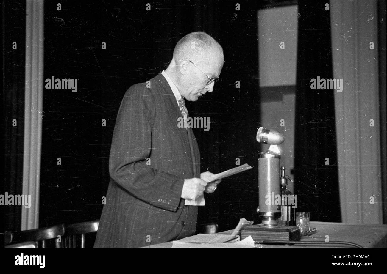 Warszawa, 1948-09-09. Uroczysta akademia z okazji œwiêta narodowego Ludowej Republiki Bu³garskiej, czwartej rocznicy objêcia w³adzy przez Front OjczyŸniany. NZ. Przemawia Minister sprawiedliwoœci Henryk Œwi¹tkowski. wb PAP Warschau, 9. September 1948. Zeremonien zum Nationalfeiertag der Volksrepublik Bulgarien, dem vierten Jahrestag der Machtübernahme der Vaterlandsfront. Im Bild: Justizminister Henryk Swiatkowski spricht. wb PAP Stockfoto