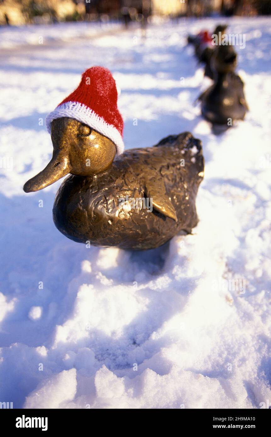 Santa Hats auf der Make Way für Entlein Statuen, Boston Garden, Boston, Massachusetts, USA Stockfoto