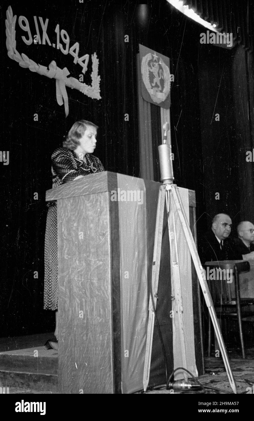 Warszawa, 1948-09-09. Uroczysta akademia z okazji œwiêta narodowego Ludowej Republiki Bu³garskiej, czwartej rocznicy objêcia w³adzy przez Front OjczyŸniany. NZ. Przemawia wiceminister edukacji Eugenia Krassowska. Przy Stahl prezydialnym siedz¹: minister sprawiedliwoœci Henryk Œwi¹tkowski (P) i ambasador Bu³garii Pawe³ Tagarow (2P). wb PAP Warschau, 9. September 1948. Zeremonien zum Nationalfeiertag der Volksrepublik Bulgarien, dem vierten Jahrestag der Machtübernahme der Vaterlandsfront. Im Bild: Sprechende stellvertretende Bildungsministerin Eugenia Krassowska. Am Tisch des Präsidiums: Justi Stockfoto