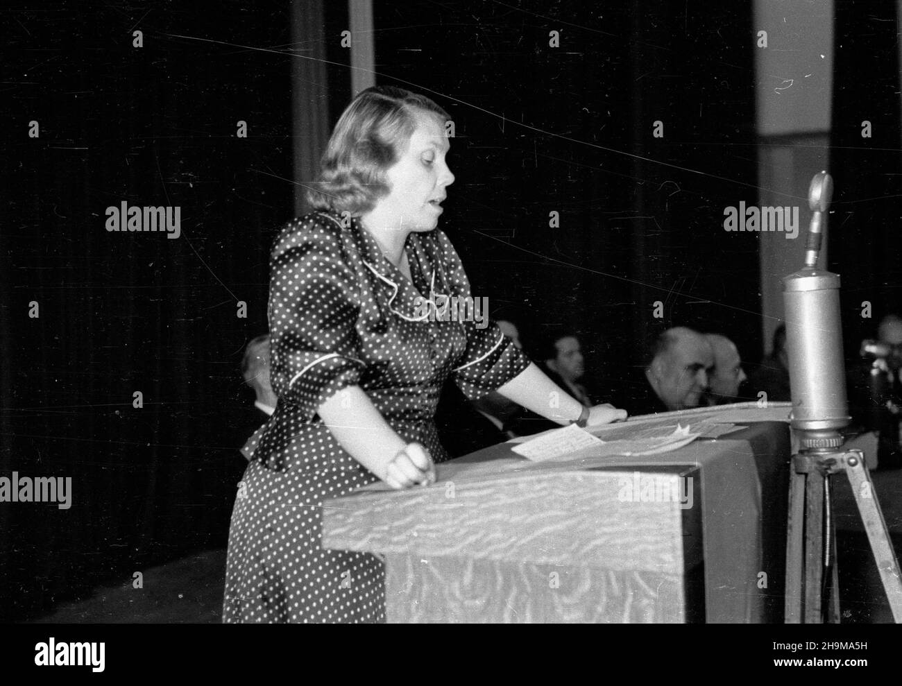 Warszawa, 1948-09-09. Uroczysta akademia z okazji œwiêta narodowego Ludowej Republiki Bu³garskiej, czwartej rocznicy objêcia w³adzy przez Front OjczyŸniany. NZ. Przemawia wiceminister edukacji Eugenia Krassowska. Przy Stahl prezydialnym siedz¹: minister sprawiedliwoœci Henryk Œwi¹tkowski (P) i ambasador Bu³garii Pawe³ Tagarow (2P). wb PAP Warschau, 9. September 1948. Zeremonien zum Nationalfeiertag der Volksrepublik Bulgarien, dem vierten Jahrestag der Machtübernahme der Vaterlandsfront. Im Bild: Sprechende stellvertretende Bildungsministerin Eugenia Krassowska. Am Tisch des Präsidiums: Justi Stockfoto