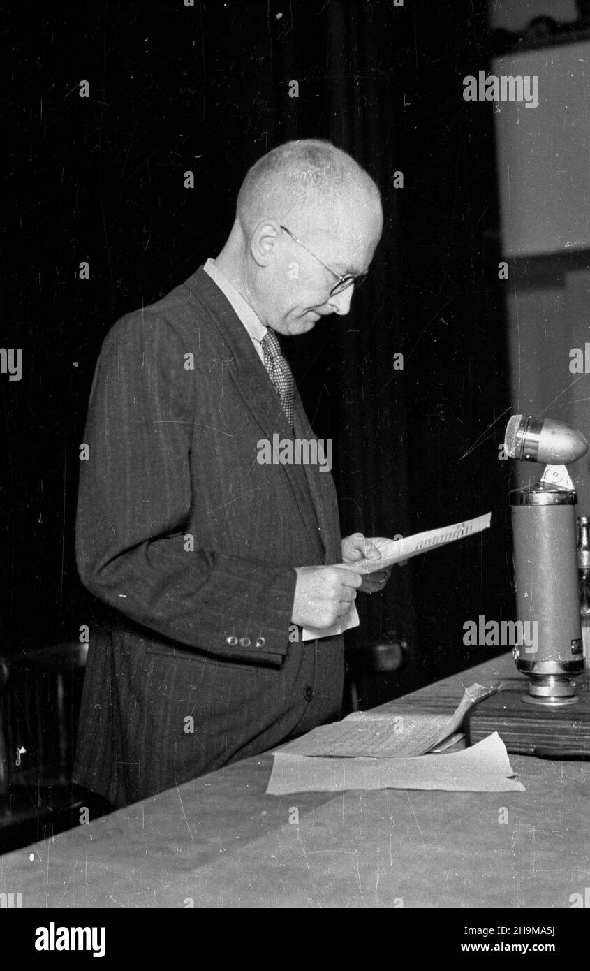 Warszawa, 1948-09-09. Uroczysta akademia z okazji œwiêta narodowego Ludowej Republiki Bu³garskiej, czwartej rocznicy objêcia w³adzy przez Front OjczyŸniany. NZ. Przemawia Minister sprawiedliwoœci Henryk Œwi¹tkowski. wb PAP Warschau, 9. September 1948. Zeremonien zum Nationalfeiertag der Volksrepublik Bulgarien, dem vierten Jahrestag der Machtübernahme der Vaterlandsfront. Im Bild: Justizminister Henryk Swiatkowski spricht. wb PAP Stockfoto