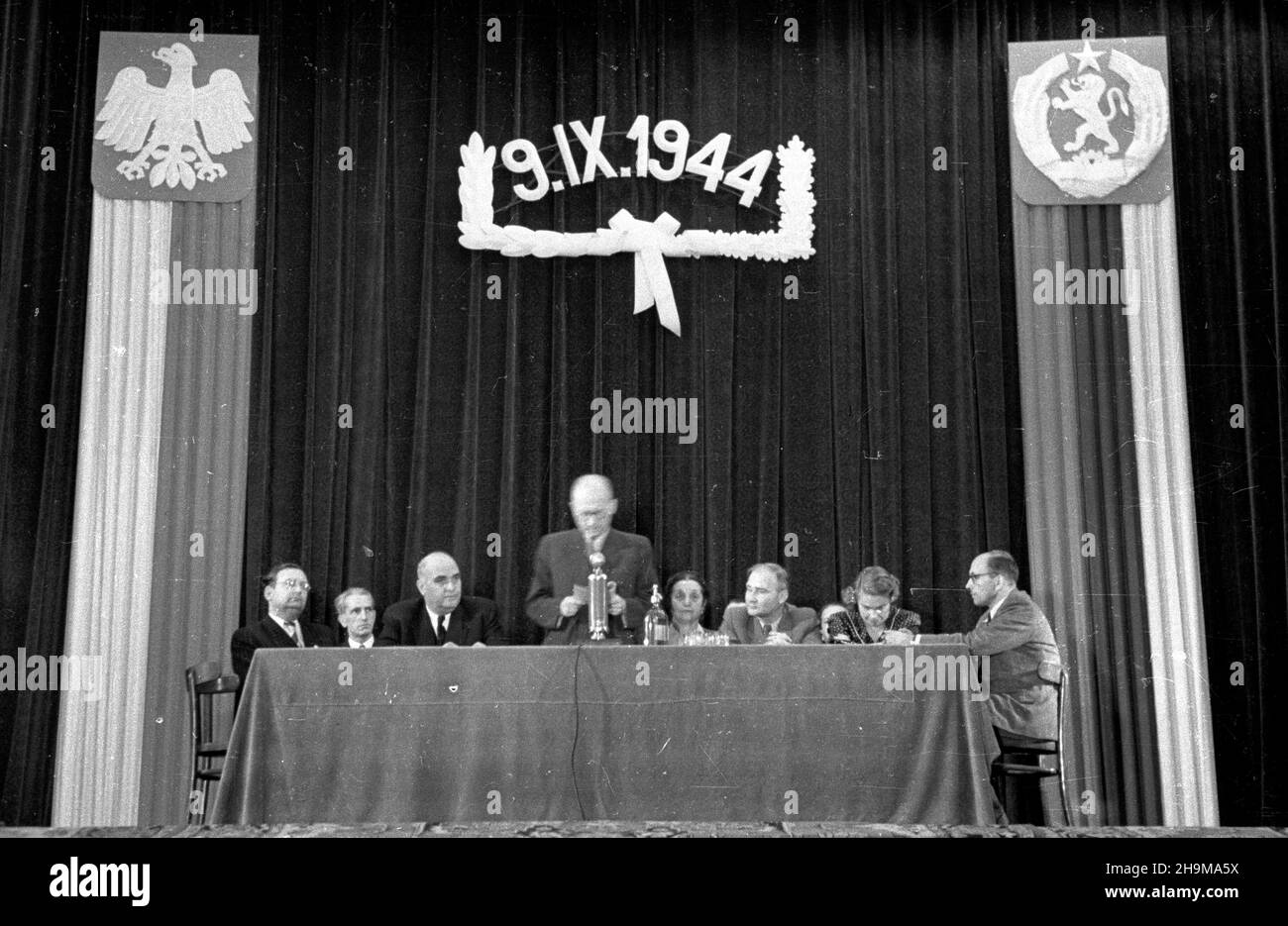 Warszawa, 1948-09-09. Uroczysta akademia z okazji œwiêta narodowego Ludowej Republiki Bu³garskiej, czwartej rocznicy objêcia w³adzy przez Front OjczyŸniany. NZ. m.in.: ambasador Bu³garii Pawe³ Tagarow (3L), Minister sprawiedliwoœci Henryk Œwi¹tkowski (przemawia), wiceminister kultury i sztuki W³odzmierz Sokorski (6L), wiceminister edukacji Eugenia Krassowska (7L). wb PAP Warschau, 9. September 1948. Zeremonien zum Nationalfeiertag der Volksrepublik Bulgarien, dem vierten Jahrestag der Machtübernahme der Vaterlandsfront. Im Bild: Bulgariens Botschafter Pavel Tagarov (3rd links), Ju Stockfoto