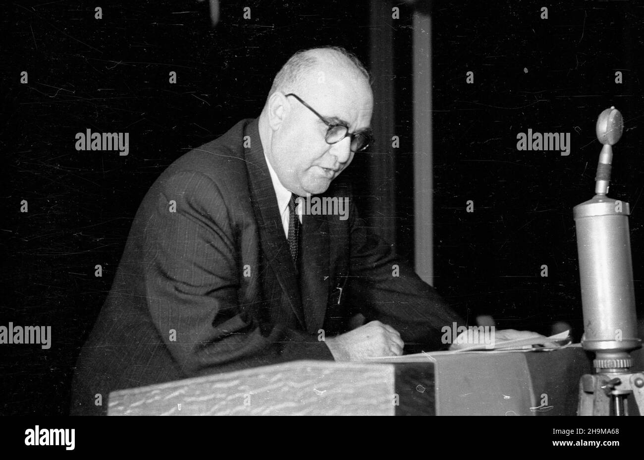 Warszawa, 1948-09-09. Uroczysta akademia z okazji œwiêta narodowego Ludowej Republiki Bu³garskiej, czwartej rocznicy objêcia w³adzy przez Front OjczyŸniany. NZ. Przemawia ambasador Bu³garii Pawe³ Tagarow. wb PAP Warschau, 9. September 1948. Zeremonien zum Nationalfeiertag der Volksrepublik Bulgarien, dem vierten Jahrestag der Machtübernahme der Vaterlandsfront. Im Bild: Bulgariens Botschafter Pavel Tagarov spricht. wb PAP Stockfoto