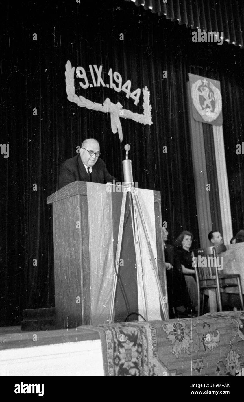 Warszawa, 1948-09-09. Uroczysta akademia z okazji œwiêta narodowego Ludowej Republiki Bu³garskiej, czwartej rocznicy objêcia w³adzy przez Front OjczyŸniany. NZ. Przemawia ambasador Bu³garii Pawe³ Tagarow. wb PAP Warschau, 9. September 1948. Zeremonien zum Nationalfeiertag der Volksrepublik Bulgarien, dem vierten Jahrestag der Machtübernahme der Vaterlandsfront. Im Bild: Bulgariens Botschafter Pavel Tagarov spricht. wb PAP Stockfoto