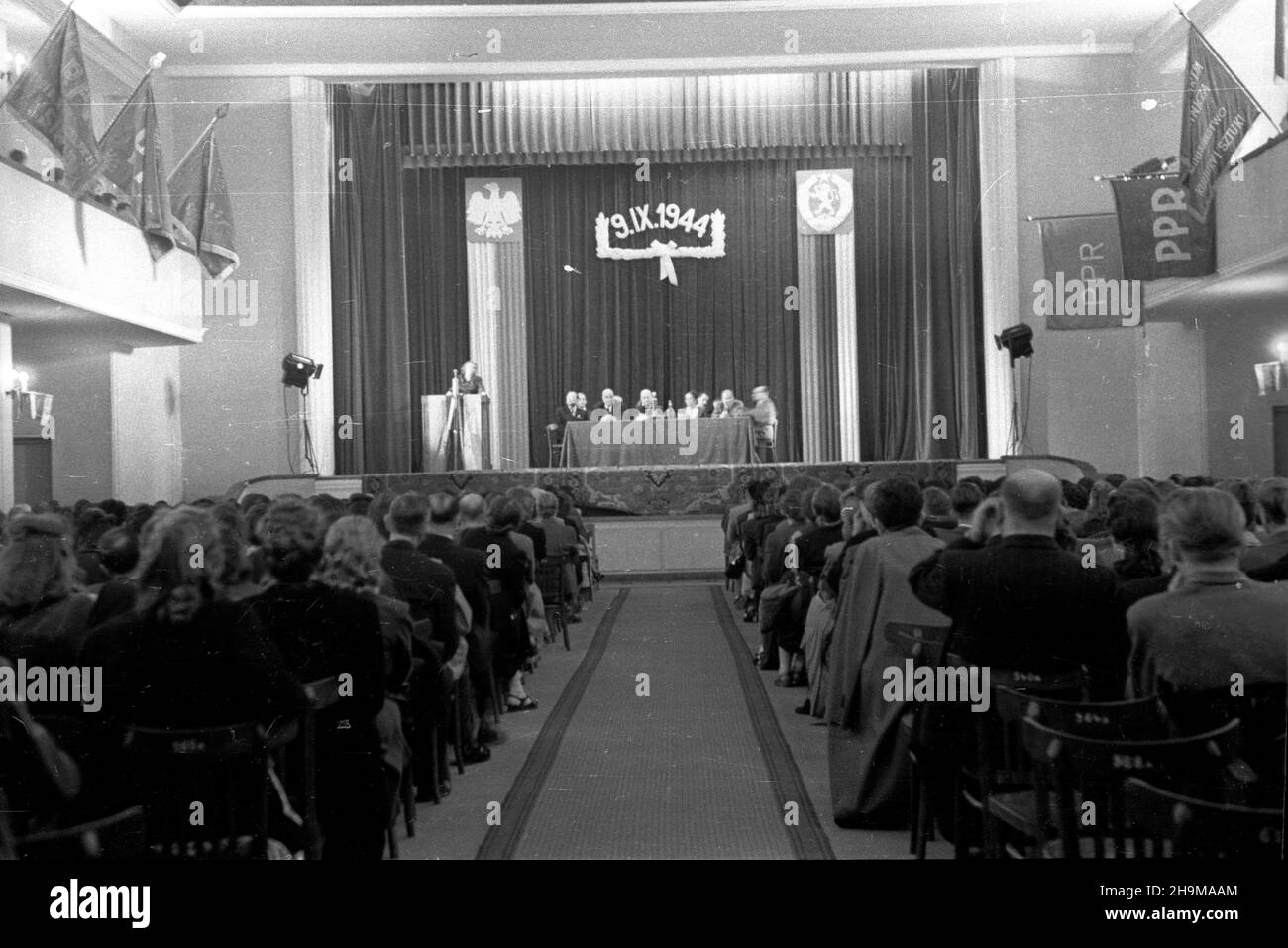 Warszawa, 1948-09-09. Uroczysta akademia z okazji œwiêta narodowego Ludowej Republiki Bu³garskiej, czwartej rocznicy objêcia w³adzy przez Front OjczyŸniany. wb PAP Warschau, 9. September 1948. Zeremonien zum Nationalfeiertag der Volksrepublik Bulgarien, dem vierten Jahrestag der Machtübernahme der Vaterlandsfront. wb PAP Stockfoto