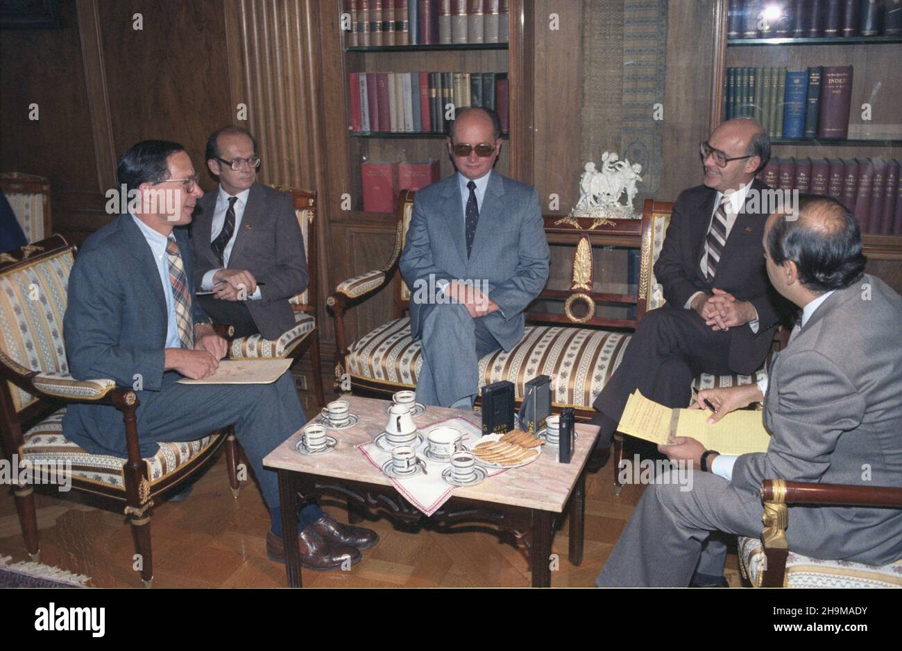 Stany Zjednoczone Ameryki Nowy Jork 25.09.1985. Wizyta premiera i przewodnicz¹cego Rady Pañstwa Polskiej Rzeczypospolitej Ludowej Wojciecha Jaruzelskiego w siedzibie Organizacji Narodów Zjednoczonych (25-27.09.1985). Nz. Wojciech Jaruzelski (3P) udziela wywiadu dla New York Times, obok Przewodnicz¹cy Komitetu Obrony przy Prezesie Rady Ministrów Wies³aw Górnicki (2L). wb PAP/Jan Morek Die Vereinigten Staaten von Amerika New York 25 September 1985. Premierminister und Staatsoberhaupt der Volksrepublik Polen Wojciech Jaruzelski besucht den Sitz der Vereinigten Nat Stockfoto