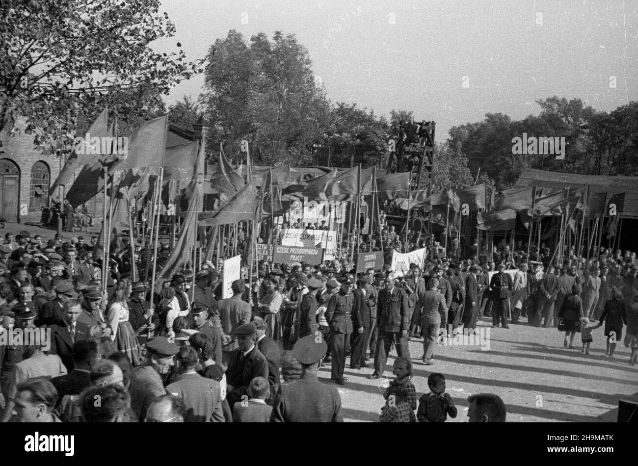 Ciechanów, 1948-09-12. Uroczystoœæ nazwania Cukrowni Ciechanów imieniem dzia³acza komunistycznego Marcelego Nowotki, by³ego pracownika zak³adu. NZ. Delegacje cukrowni z terenu Mazowsza i Ziemii £ódzkiej ze szturmówkami. wb PAP Ciechanow, 12. September 1948. Die Zeremonie zur Benennung der Zuckerfabrik Ciechanow nach dem kommunistischen Aktivisten Marceli Nowotko, dem ehemaligen Arbeiter der Fabrik. Im Bild: Delegationen der Zuckerfabrik aus den Regionen Mazowsze und Lodz mit Flaggen. wb PAP Stockfoto