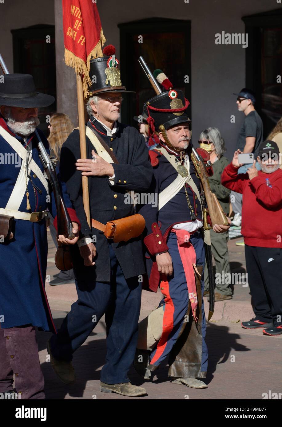 Reenactors in der mexikanischen Infanterieuniform stellen eine dramatische Nachstellung der Eröffnung des Santa Fe Trail 1821 in Santa Fe, New Mexico, vor. Stockfoto