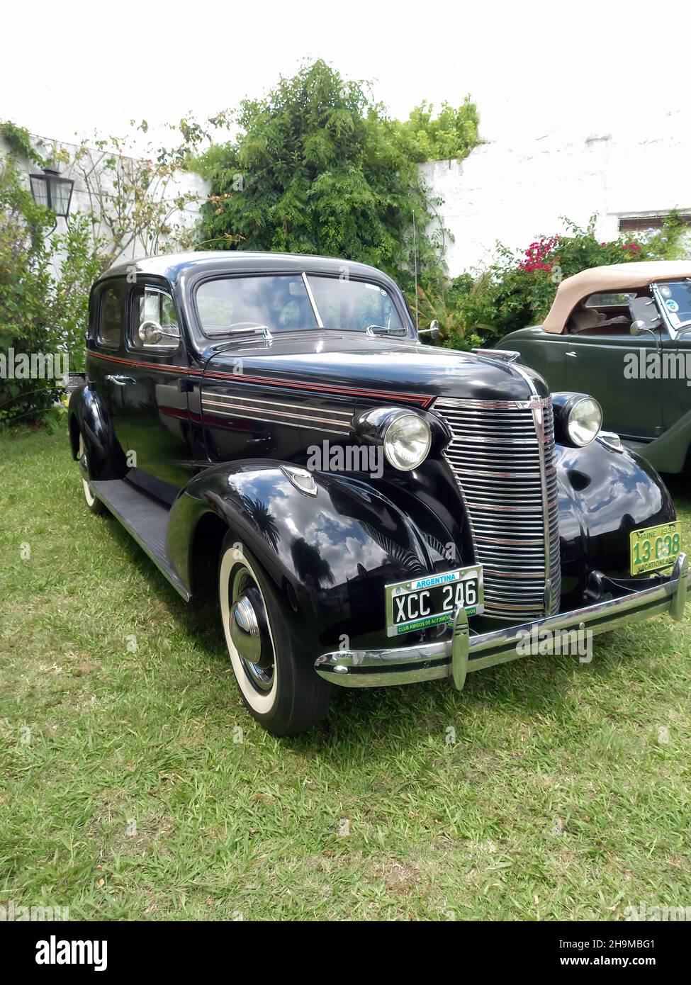 LOMAS DE ZAMORA - BUENOS AIRES, ARGENTINIEN - 05. Dez 2021: Alte schwarze Chevrolet Chevy Master 1938 Limousine von General Motors. CADEAA 2021 Oldtimer-Show. Stockfoto