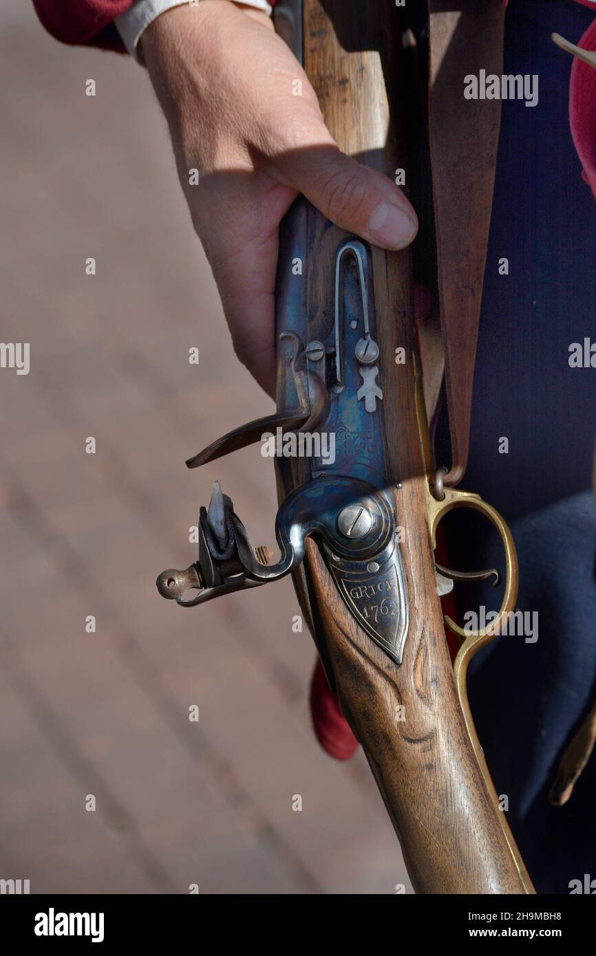 Ein historischer Reenaktor hält bei einer Veranstaltung in Santa Fe, New Mexico, eine nachgebaute Flintlock-Muskete aus dem 19th. Jahrhundert oder ein Gewehr. Stockfoto