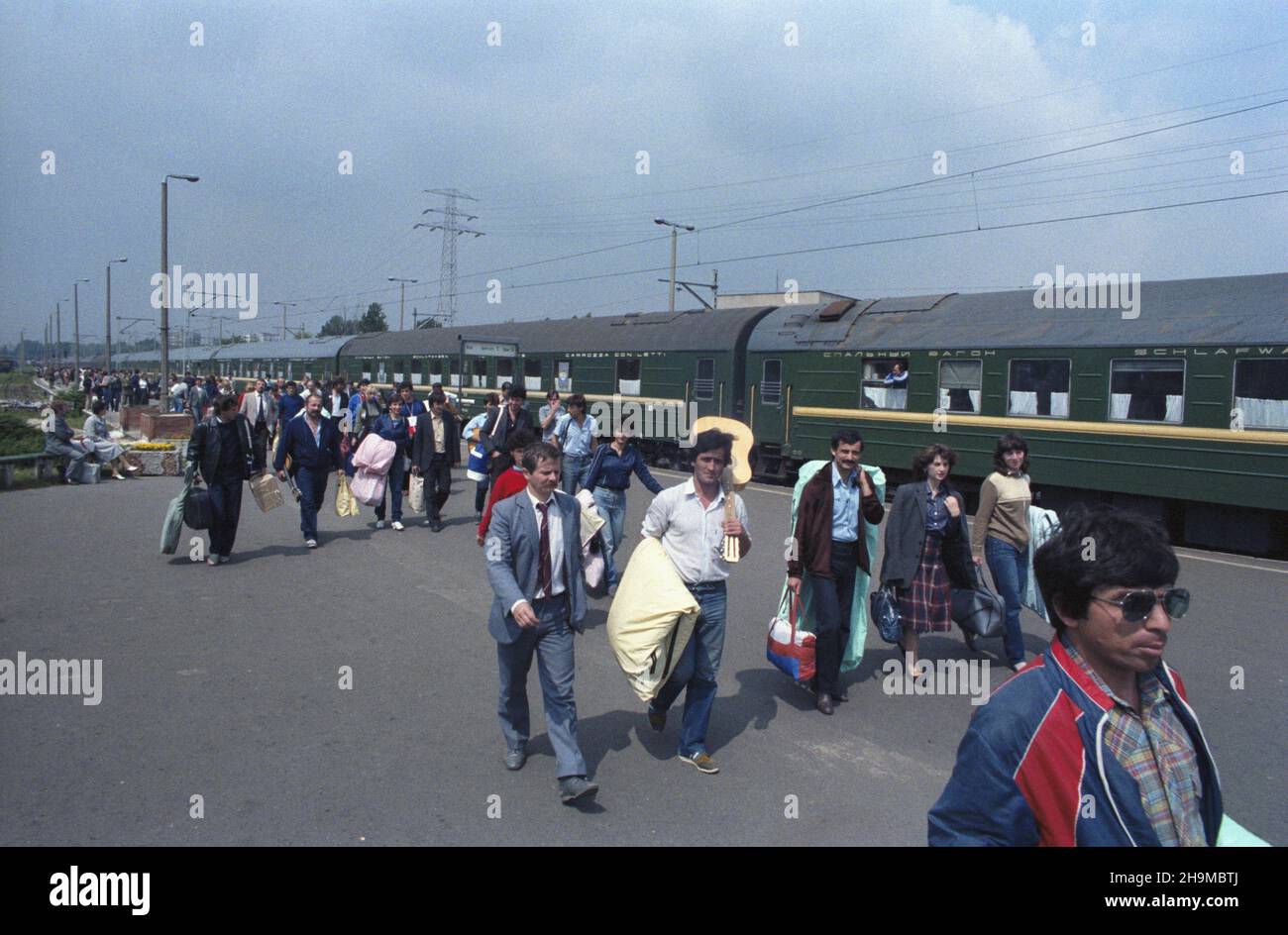 Warszawa 08,1985. Poci¹g PrzyjaŸni na Dworcu Gdañskim - specjalny poci¹g miêdzynarodowy. Doborem podró¿nych zajmowa³o siê Towarzystwo PrzyjaŸni Polsko - Radzieckiej, które organizowa³o wymianê grup i wycieczki do Zwi¹zku Radzieckiego. NZ. Uczestnicy XII Œwiatowego Festiwalu M³odzie¿y i Studentów Moskwa '85 (27,07-03.08.1985), w którym udzia³ wziê³o ok. 26 tysiêcy uczestników ze 157 krajów. wb PAP/Tadeusz ZagoŸdziñski Dok³adny dzieñ wydarzenia nieustalony. Warschau, August 1985. Ein Freundschaftszug im Warschauer Bahnhof Gdanski. Die Passagiere auf diesem internationalen Sonderexpress waren Sel Stockfoto