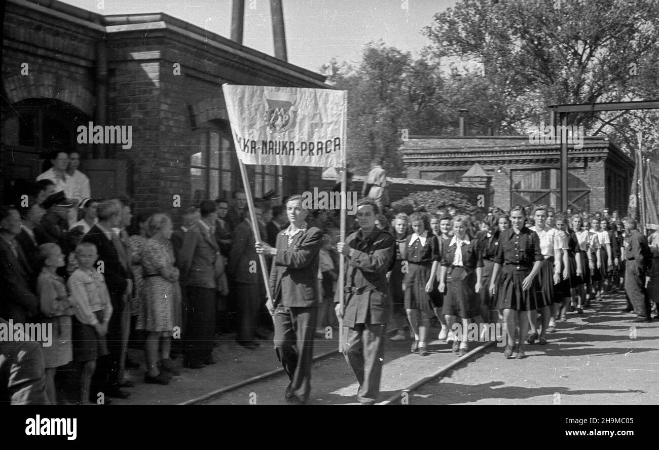 Ciechanów, 1948-09-12. Uroczystoœæ nazwania Cukrowni Ciechanów imieniem dzia³acza komunistycznego Marcelego Nowotki, by³ego pracownika zak³adu. NZ. cz³onkowie Zwi¹zku M³odzie¿y Polskiej przechodz¹ przed tablic¹ pami¹tkow¹. wb PAP Ciechanow, 12. September 1948. Die Zeremonie zur Benennung der Zuckerfabrik Ciechanow nach dem kommunistischen Aktivisten Marceli Nowotko, dem ehemaligen Arbeiter der Fabrik. Im Bild: Mitglieder der Polnischen Jugendunion kommen an einer Gedenktafel vorbei. wb PAP Stockfoto