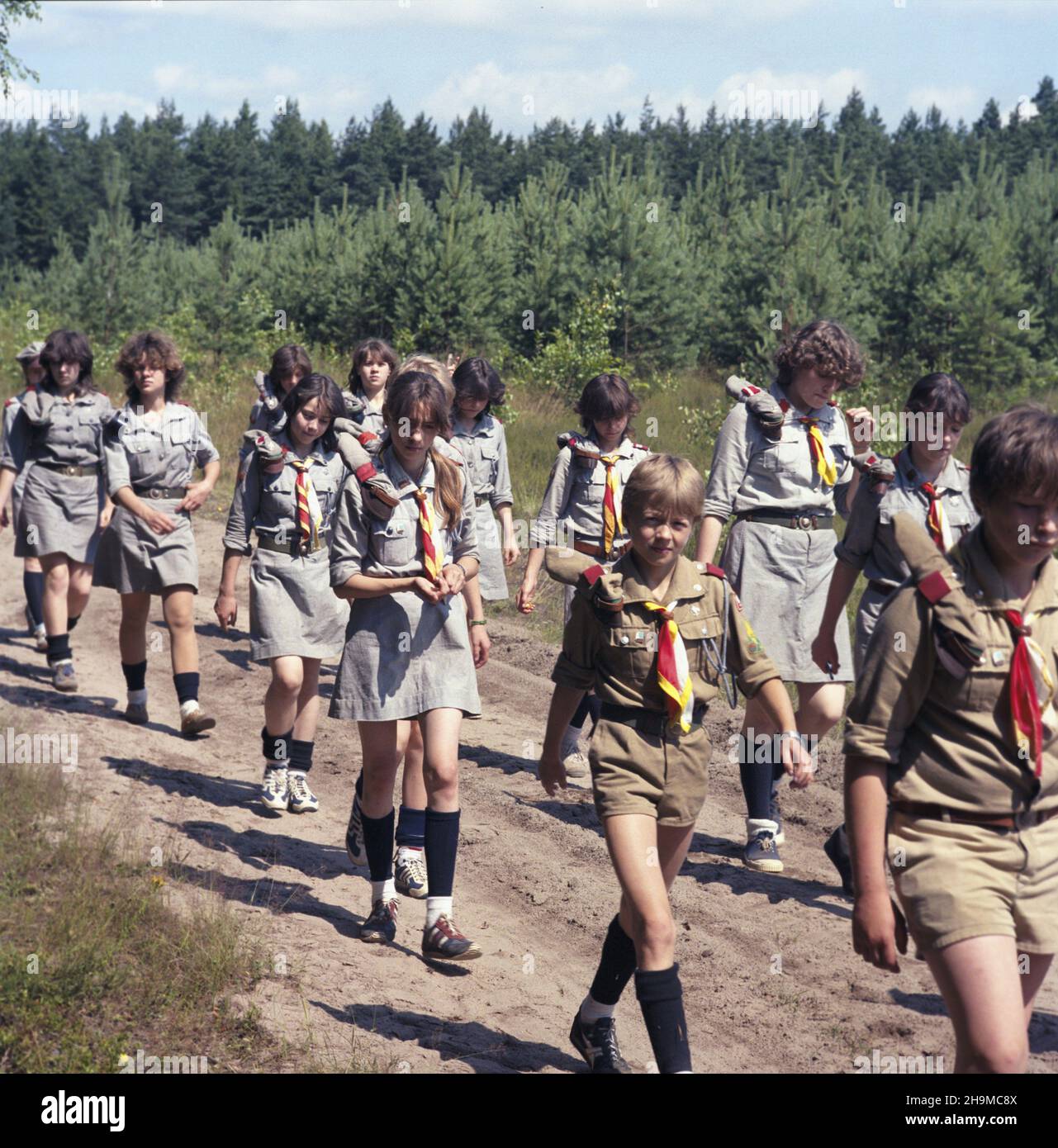 Polska 08,1985. Mazury. Letni obóz harcerzy z Hufca Zwi¹zku Harcerstwa Polskiego Warszawa Praga-Pó³noc im. Stanis³awa Dubois. wb PAP/Jan Morek Dok³adny dzieñ wydarzenia nieustalony. Polen August 1985. Die Masuren Seen. Ein Sommerlager von Pfadfindern der Stanislaw Dubois Warsaw Praga-Polnoc Truppe der Polnischen Pfadfinderunion. wb PAP/Jan Morek Termin unbekannt. Stockfoto