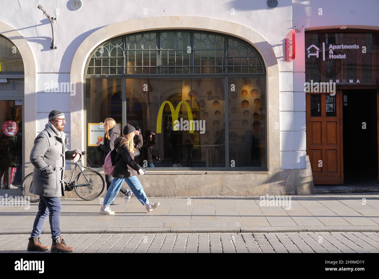 McDonalds in Krakau, Polen, CaféFenster mit Menschen im