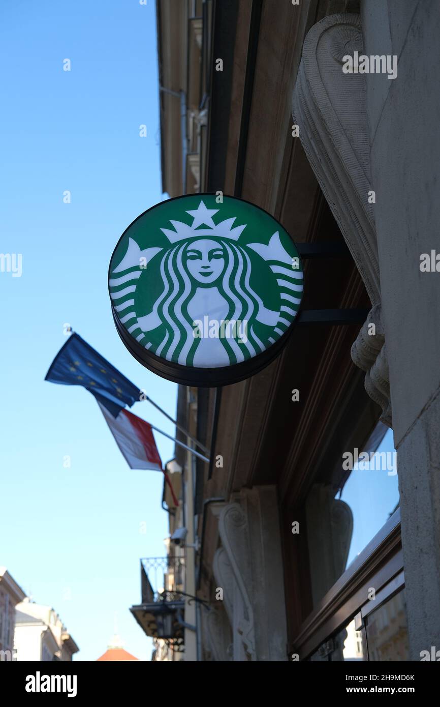 KRAKAU, POLEN - 2. DEZEMBER 2021: Eingang zum Starbucks Coffee Shop. Starbucks Kaffee in Krakau Polen, Starbucks Logo, Europa Stockfoto