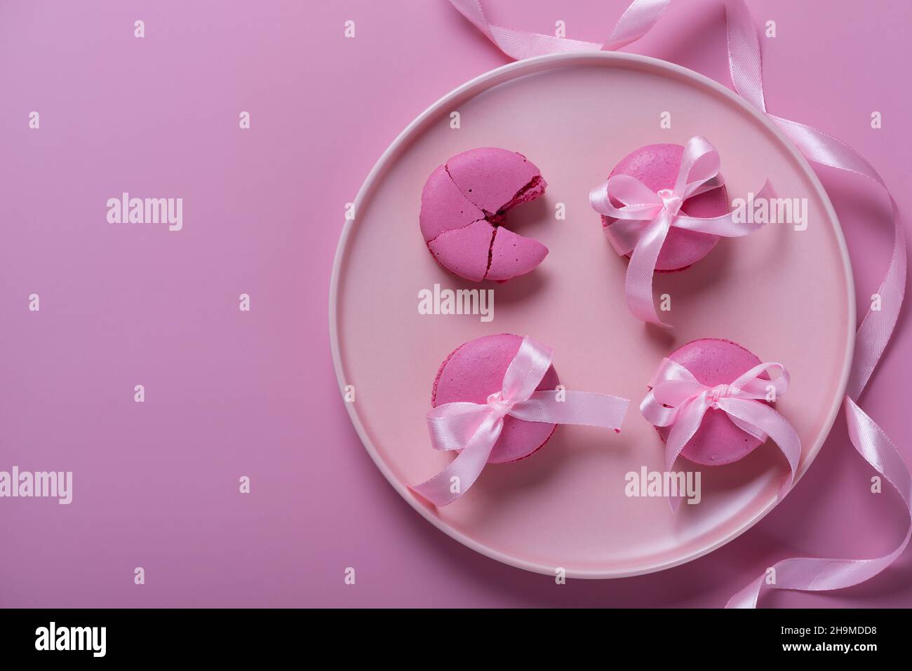 Rosa Makronen auf rosa Hintergrund. Süßer Hintergrund. Stockfoto