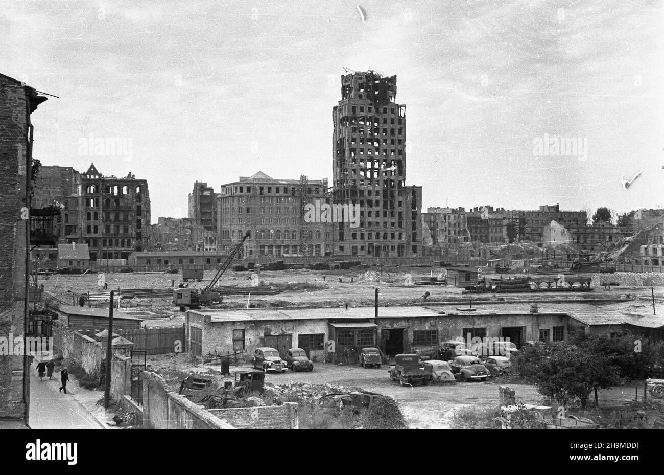 Warszawa, 1948-09-13. Zrujnowana w czasie II wojny œwiatowej zabudowa wokó³ placu Napoleona. W Centrum budynek Towarzystwa Ubezpieczeñ Prudential. wb PAP Warschau, 13. September 1948. WW2-beschädigte Umgehung am Napoleona-Platz. In der Mitte das Gebäude der Prudential Insurance Association. wb PAP Stockfoto