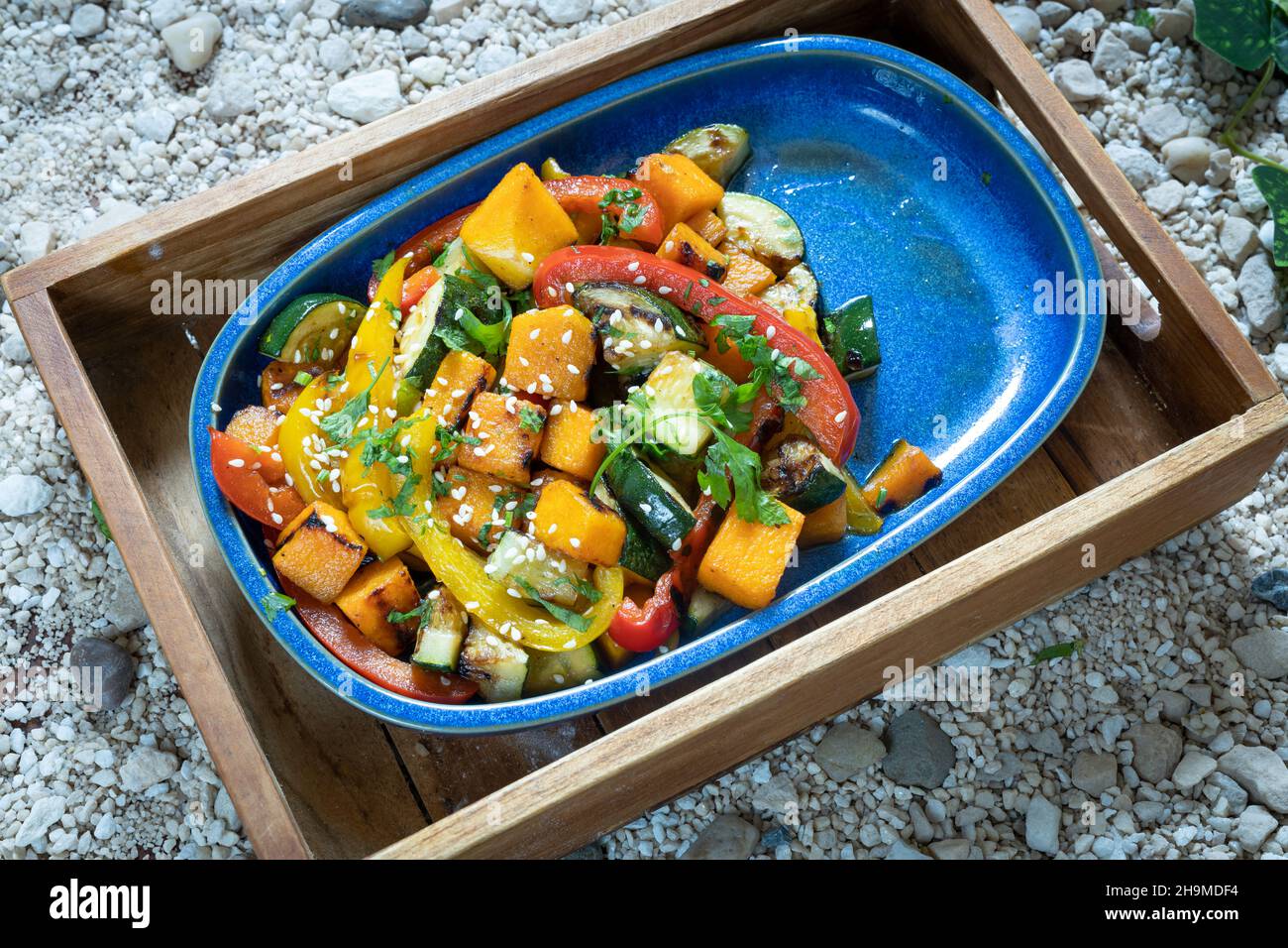 Gekochtes, gedämpftes Gemüse für eine gesunde Ernährung Karibische Küche Barbeque-Sauce Stockfoto