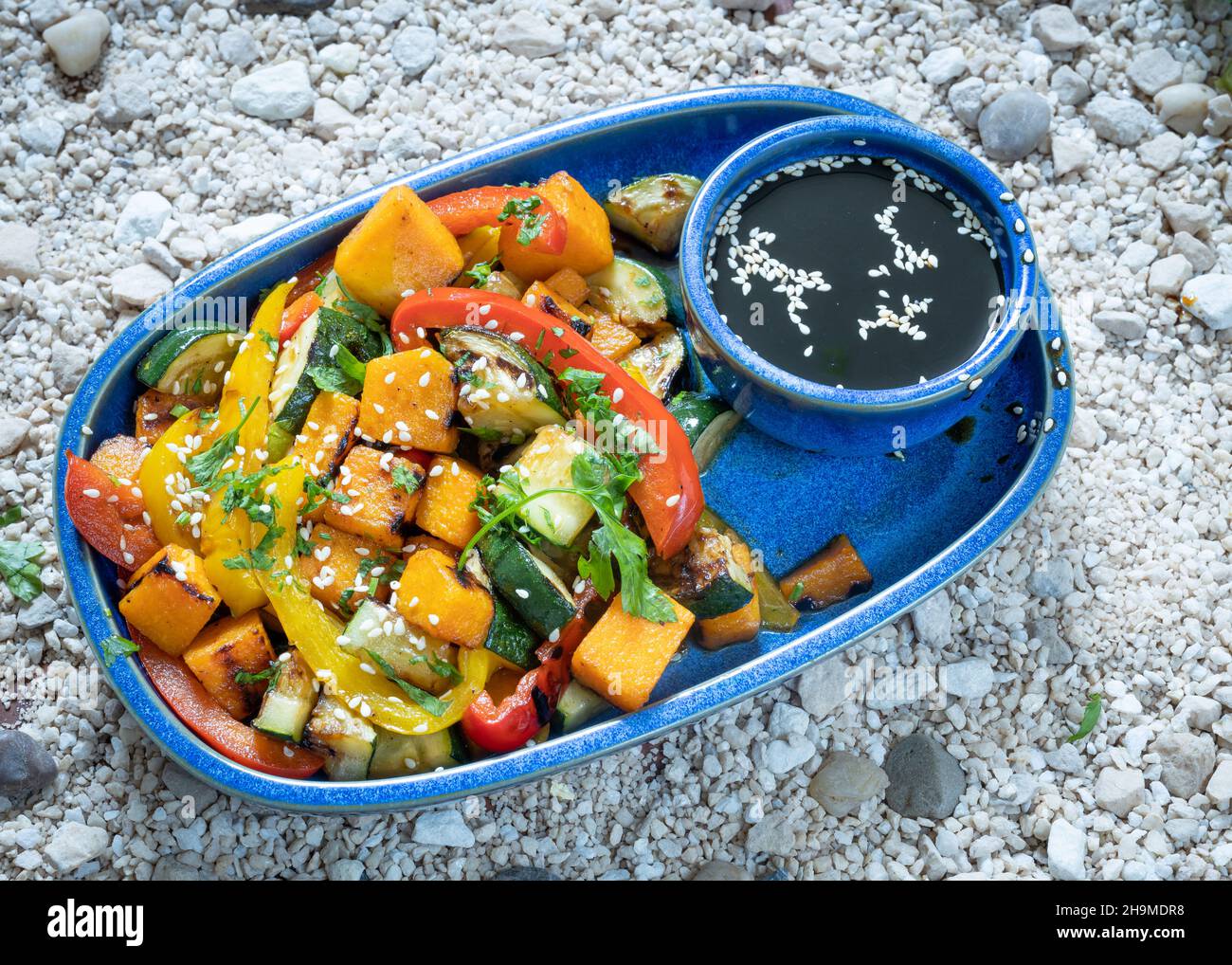 Gekochtes, gedämpftes Gemüse für eine gesunde Ernährung Karibische Küche Barbeque-Sauce Stockfoto