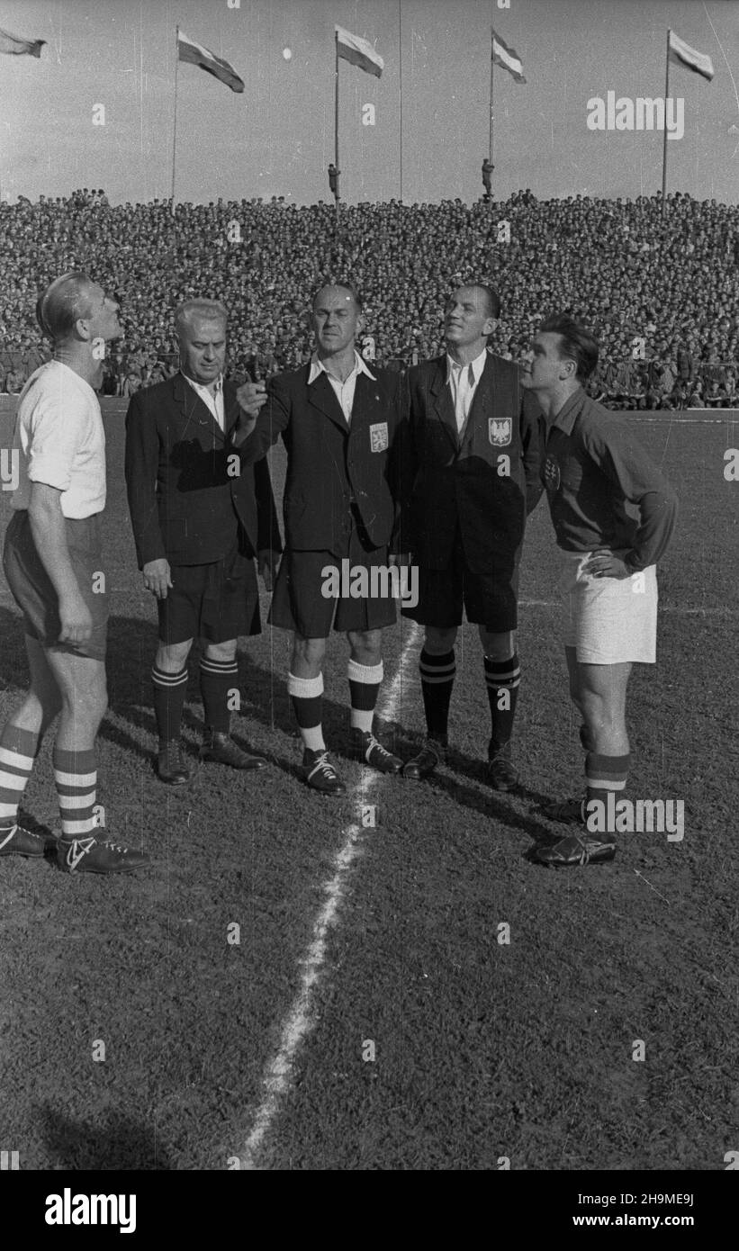 Warszawa, 1948-09-19. Mecz pi³ki no¿nej Polska-Wêgry (2:6) na stadionie Wojskowego Klubu Sportowego Legia przy ulicy £azienkowskiej 3. NZ. Rzut monet¹. OD lewej: capitan dru¿yny polskiej Tadeusz Parpan, sêdzia boczny Michalik, sêdzia g³ówny Vicek. Z prawej kapitan dru¿yny wêgierskiej Ferenc Szusza. wb PAP/Wojciech Kondracki Warschau, 19. September 1948. Das Polen-Ungarn Fußballspiel (2:6) im Stadion des Legia Military Sport Club in der Lazienkowska Straße 3. Abgebildet: Münzwerfen. Von links: kapitän des polnischen Teams Tadeusz Parpan, Schiedsrichter Michalik, Linienrichter Vicek. Von der rechten Capta Stockfoto