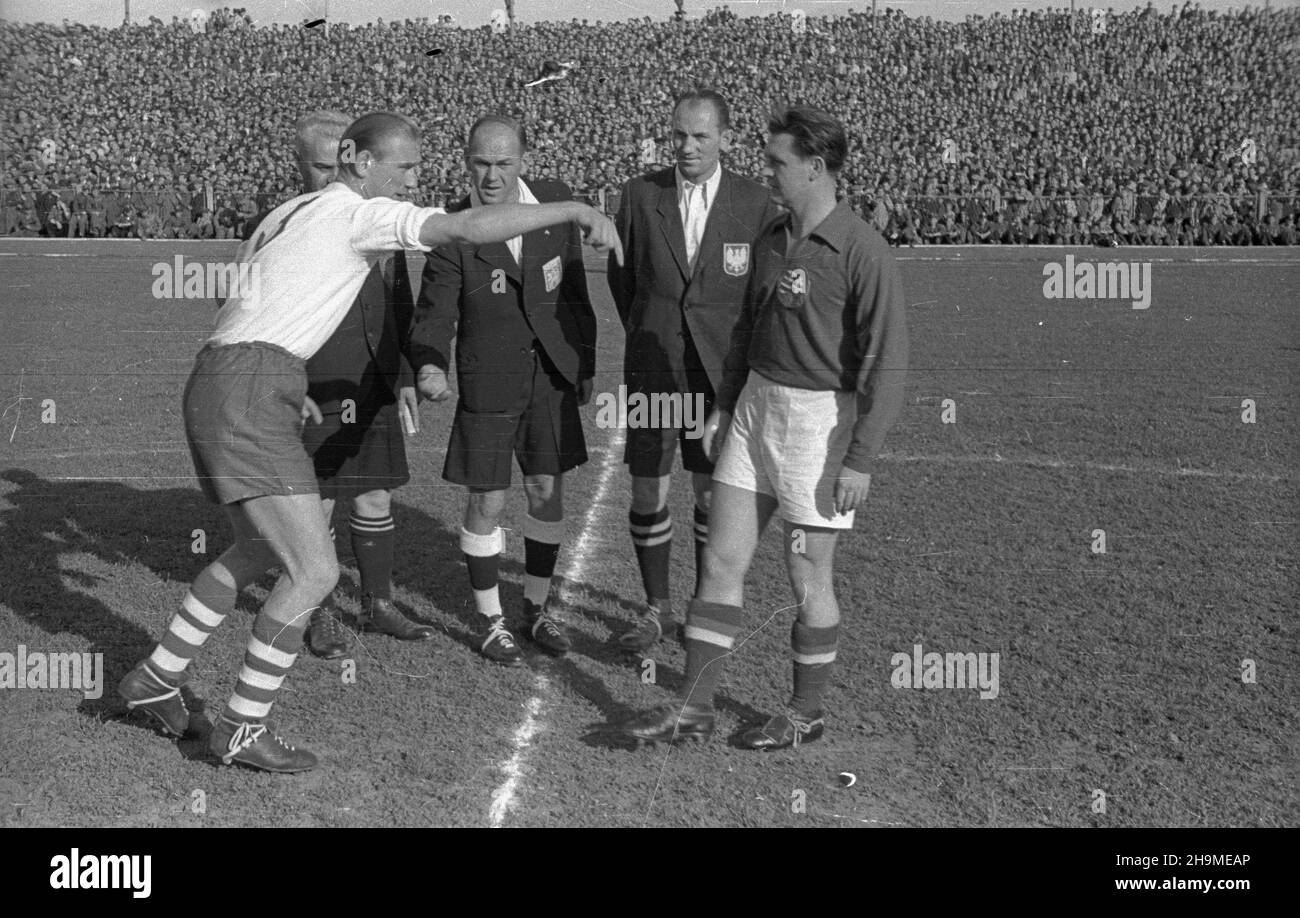 Warszawa, 1948-09-19. Mecz pi³ki no¿nej Polska-Wêgry (2:6) na stadionie Wojskowego Klubu Sportowego Legia przy ulicy £azienkowskiej 3. NZ. Rzut monet¹. OD lewej: capitan dru¿yny polskiej Tadeusz Parpan, sêdzia boczny Michalik, sêdzia g³ówny Vicek. Z prawej kapitan dru¿yny wêgierskiej Ferenc Szusza. wb PAP/Wojciech Kondracki Warschau, 19. September 1948. Das Polen-Ungarn Fußballspiel (2:6) im Stadion des Legia Military Sport Club in der Lazienkowska Straße 3. Abgebildet: Münzwerfen. Von links: kapitän des polnischen Teams Tadeusz Parpan, Schiedsrichter Michalik, Linienrichter Vicek. Von der rechten Capta Stockfoto
