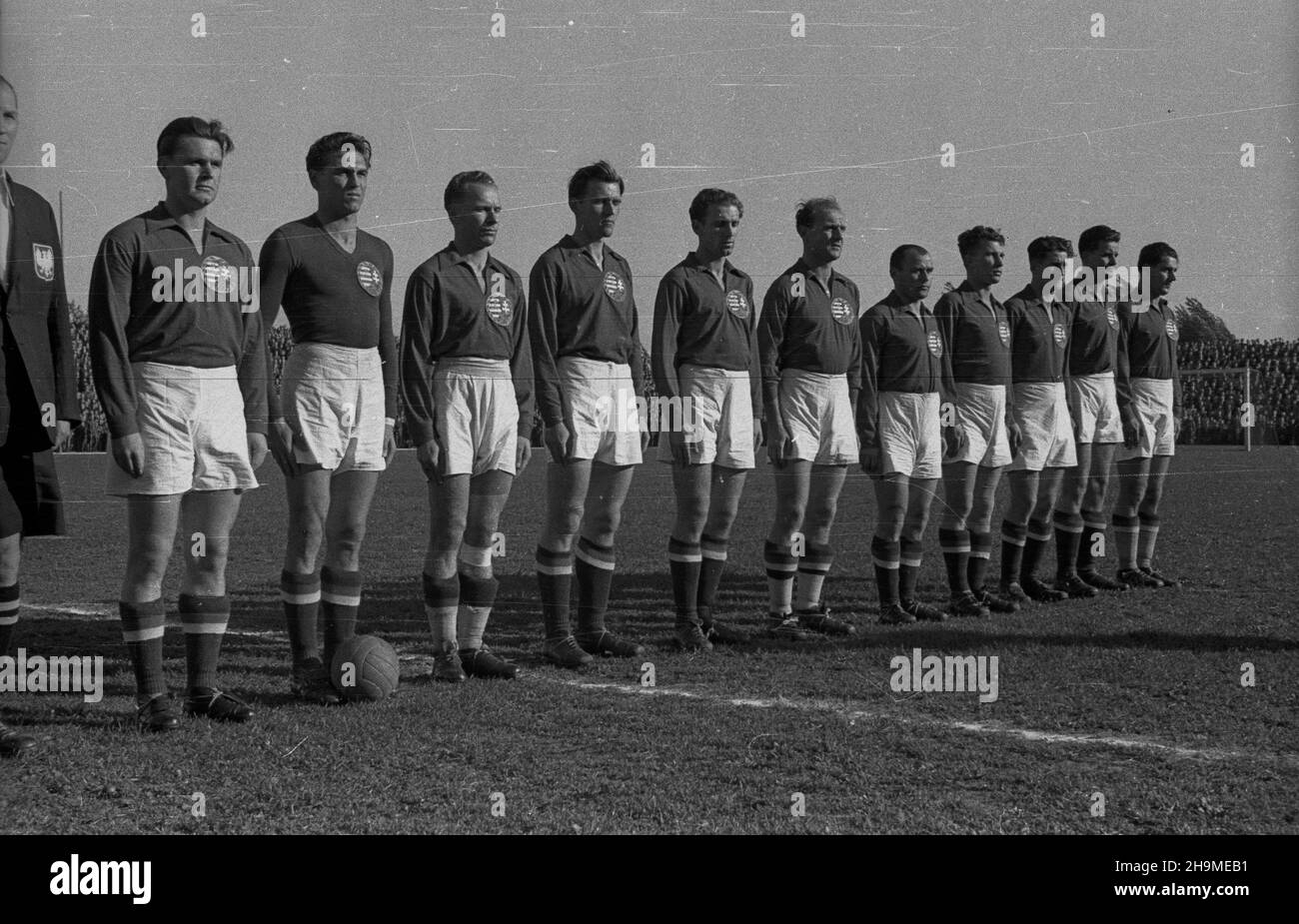 Warszawa, 1948-09-19. Mecz pi³ki no¿nej Polska-Wêgry (2:6) na stadionie Wojskowego Klubu Sportowego Legia przy ulicy £azienkowskiej 3. NZ. dru¿yna Wêgier w sk³adzie (od lewej): Ferenc Szusza, Gyula Grosics, Sandor Balogh, Janos Borzsei, Nandor Hidegkuti, Matyas Toth, Bela Egresi, József Zakarias, József Bozsik, Ferenc Deak, Ferenc Rudas. wb PAP/Wojciech Kondracki Warschau, 19. September 1948. Das Polen-Ungarn Fußballspiel (2:6) im Stadion des Legia Military Sport Club in der Lazienkowska Straße 3. Im Bild: Ungarische Mannschaft (von links): Ferenc Szusza, Gyula Grosics, Sandor Balogh, Janos Borzs Stockfoto