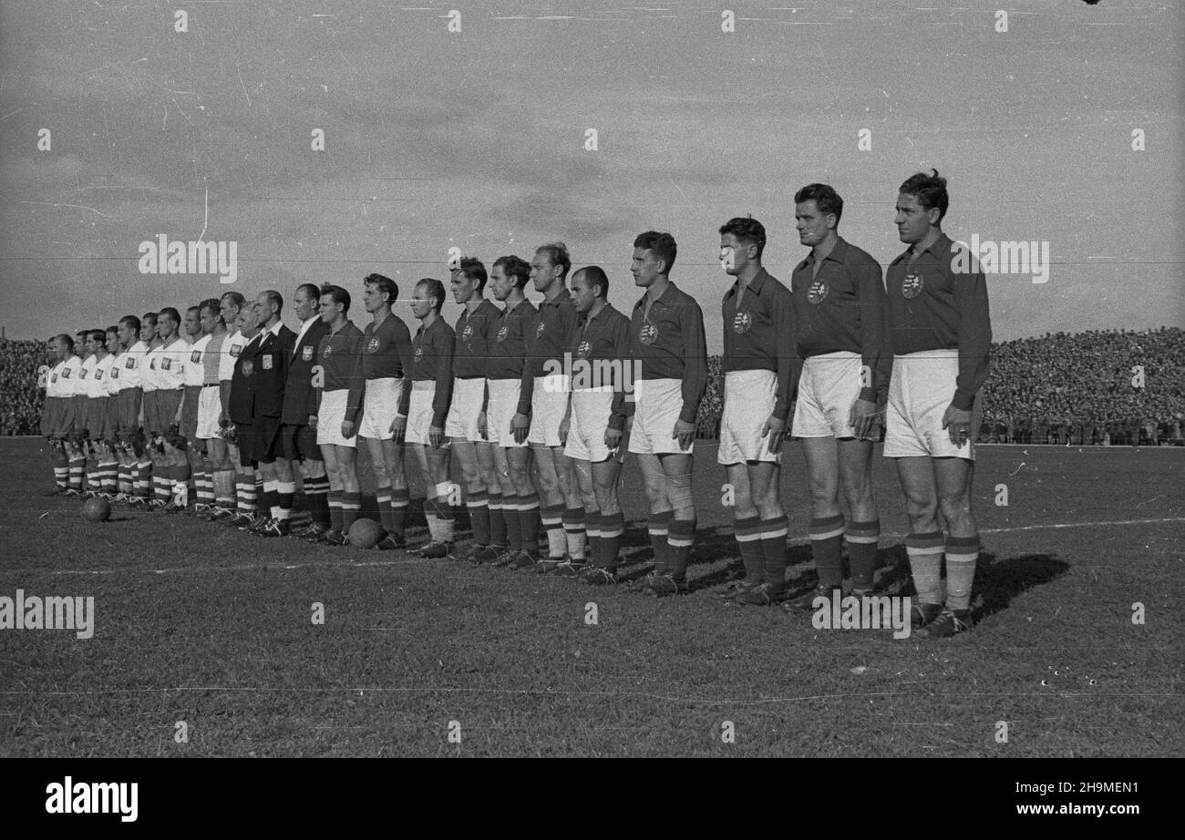 Warszawa, 1948-09-19. Mecz pi³ki no¿nej Polska-Wêgry (2:6) na stadionie Wojskowego Klubu Sportowego Legia przy ulicy £azienkowskiej 3. NZ. dru¿yna Polski (bia³e koszulki) w s³adzie, od lewej: Mieczys³aw Gracz, Tadeusz Waœko, Józef Kohut, Gerard Cieœlik, Eugeniusz Kubicki, Henryk Janduda, Antoni Barwiñski, Henryk Bobula, Mieczys³aw Szczurek, Antoni Janik, Tadeusz Parpan (kapitan); dru¿yna Wêgier w sk³adzie (od lewej): Ferenc Szusza, Gyula Grosics, Sandor Balogh, Janos Borzsei, Nandor Hidegkuti, Matyas Toth, Bela Egresi, József Zakarias, József Bozsik, Ferenc Deak, Ferenc Rudas. wb PAP/Wojciech Stockfoto