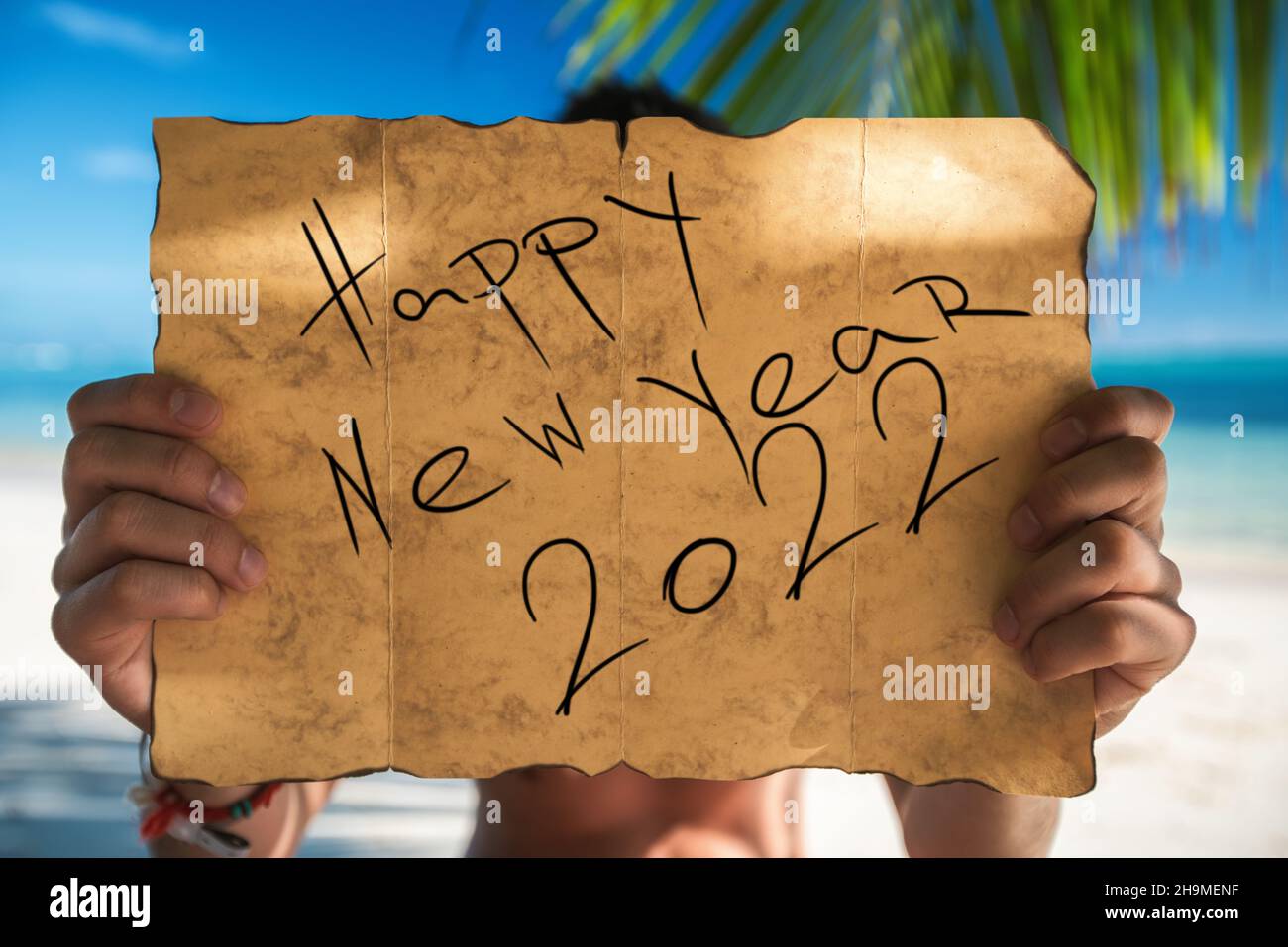 Frohes neues Jahr 2022 Konzept mit Touristen- und Vintage-Karte für einen Schatz am tropischen Inselstrand. Punta Cana, Dominikanische Republik. Stockfoto